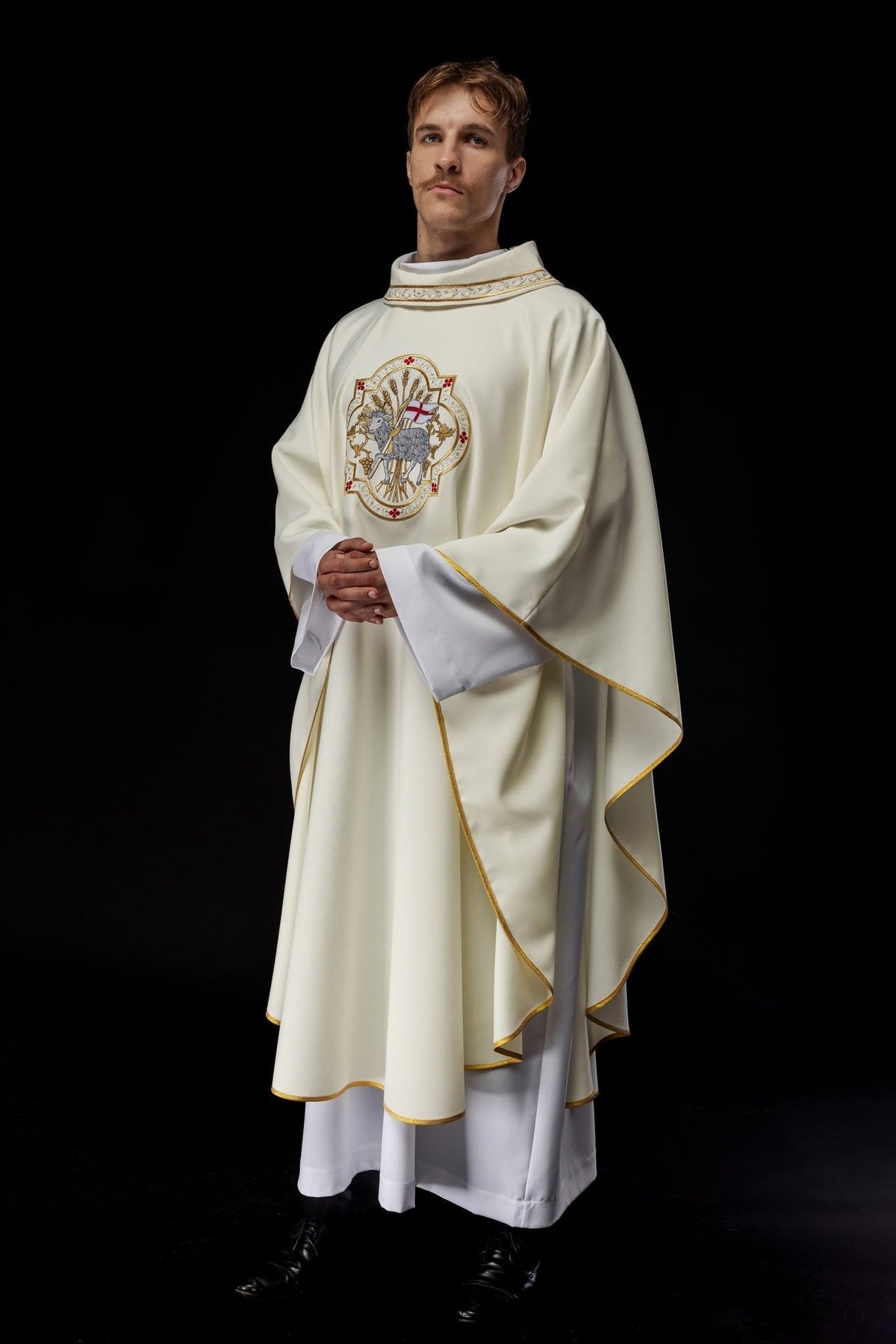 Ornat Liturgiczny Ecru z Haftem Baranka Bożego - Polska Produkcja - SZATYLITURGICZNE.PL