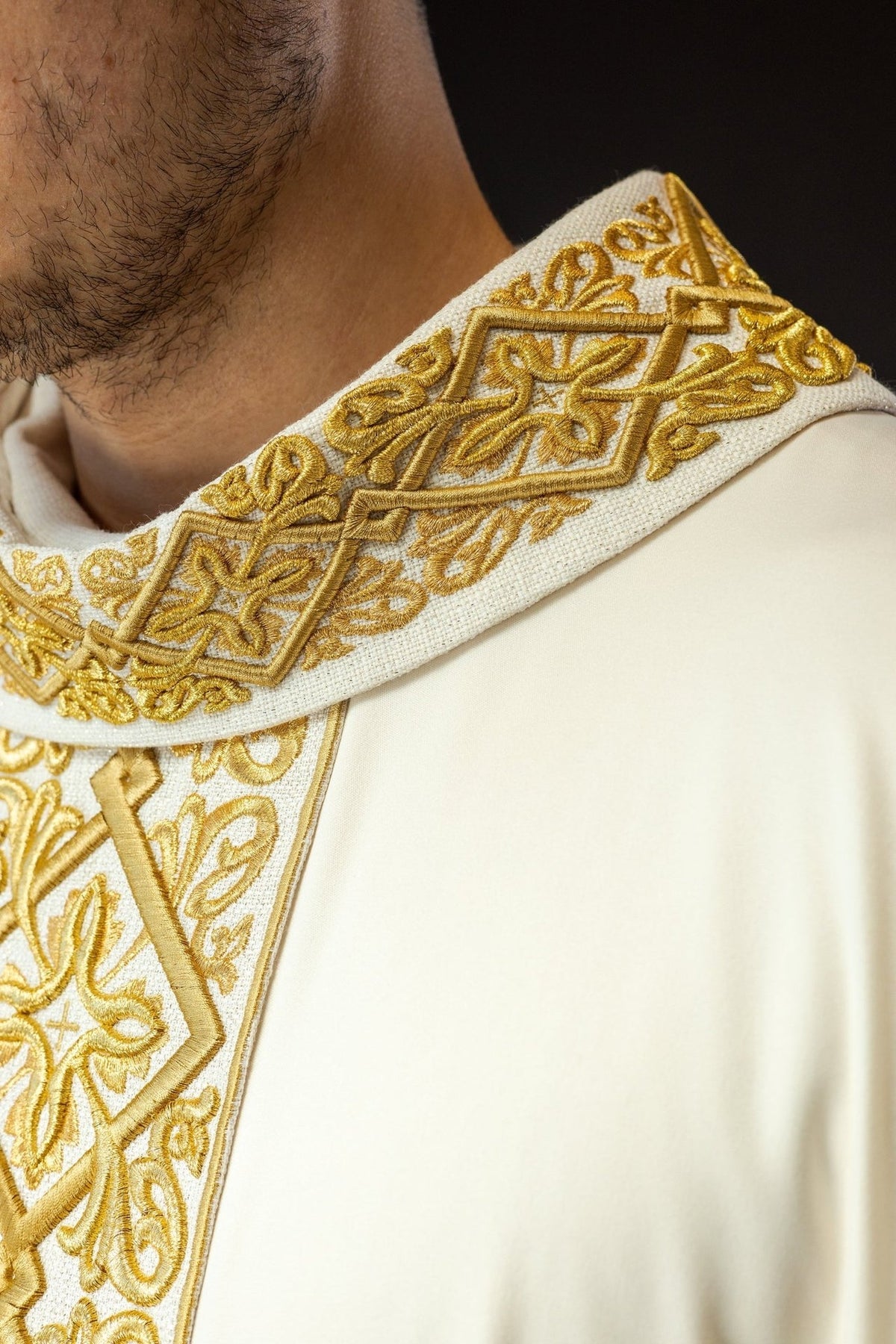 Ornat Liturgiczny Ecru z Haftem Florystycznym i Złotymi Krzyżami - SZATYLITURGICZNE.PL