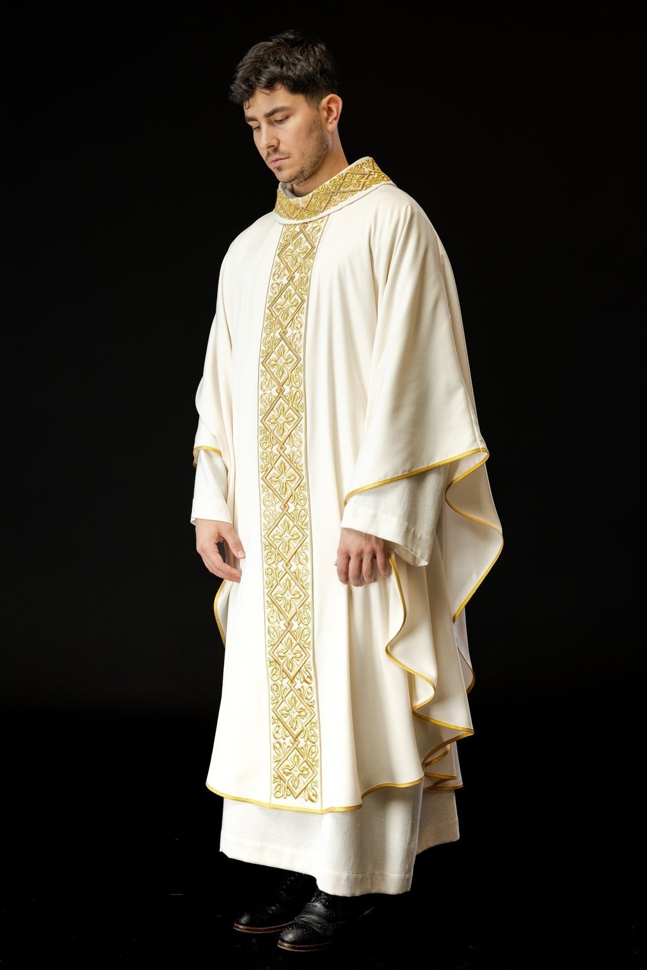 Ornat Liturgiczny Ecru z Haftem Florystycznym i Złotymi Krzyżami - SZATYLITURGICZNE.PL