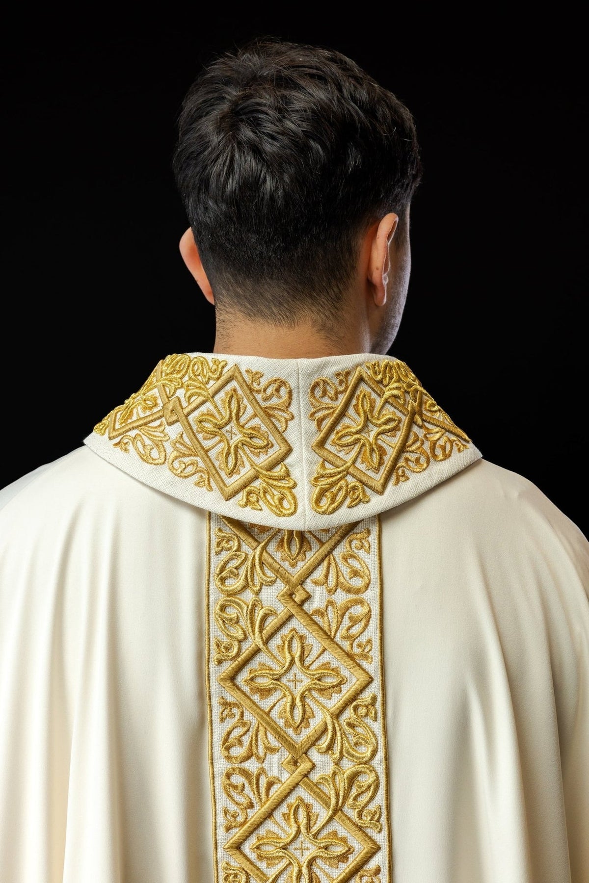 Ornat Liturgiczny Ecru z Haftem Florystycznym i Złotymi Krzyżami - SZATYLITURGICZNE.PL