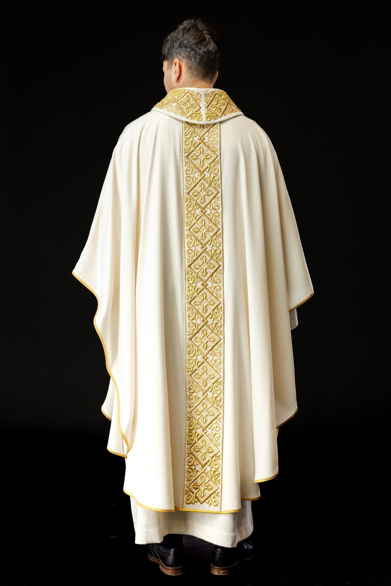 Ornat Liturgiczny Ecru z Haftem Florystycznym i Złotymi Krzyżami - SZATYLITURGICZNE.PL