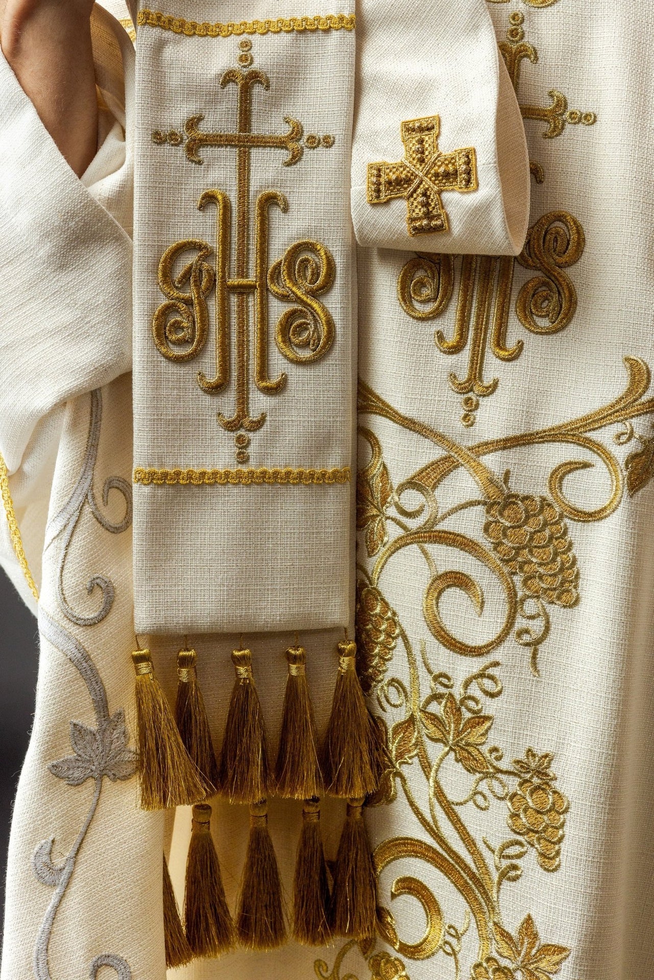Ornat Liturgiczny Ecru z Haftem IHS i Winogron - Polska Produkcja - SZATYLITURGICZNE.PL