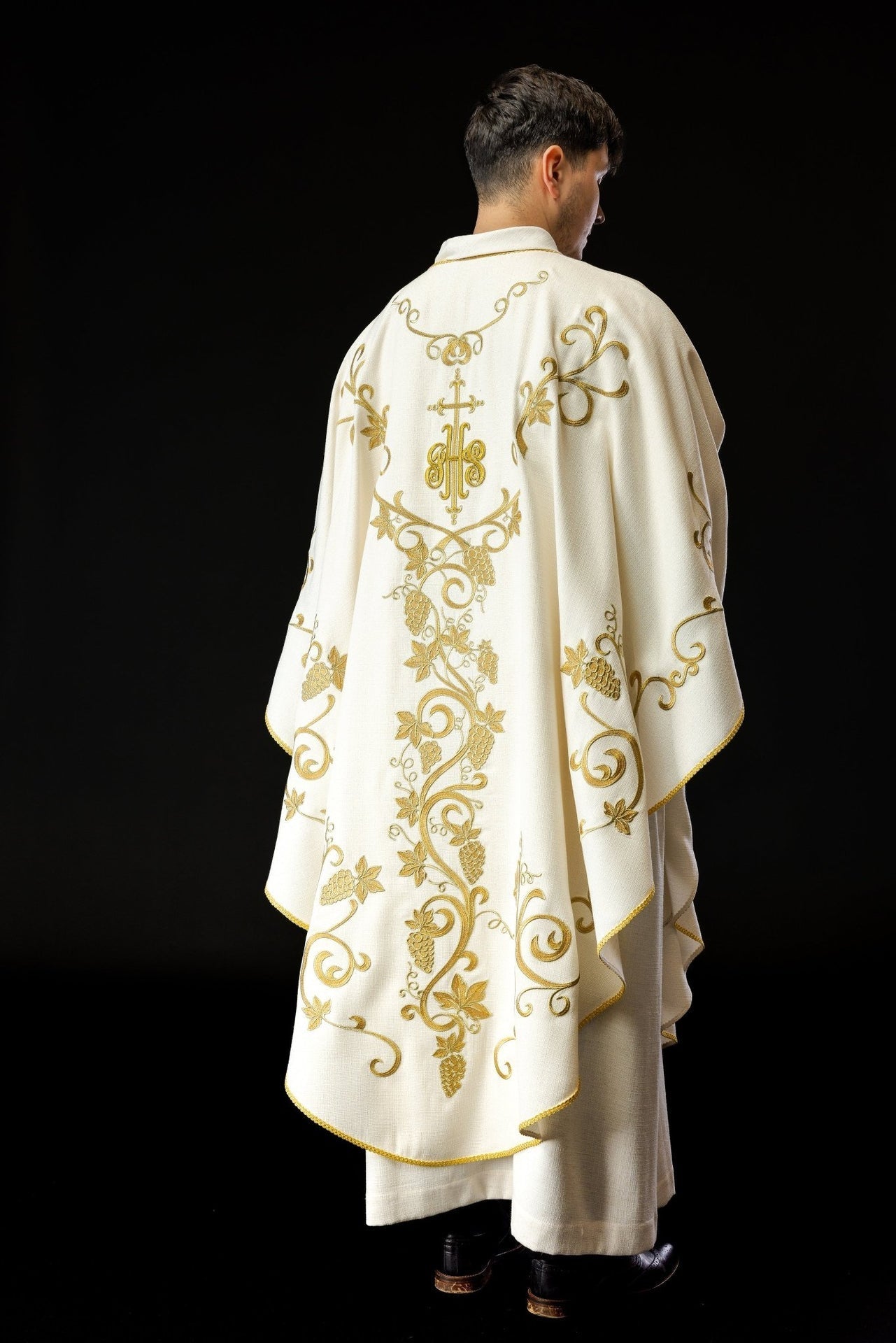 Ornat Liturgiczny Ecru z Haftem IHS i Winogron - Polska Produkcja - SZATYLITURGICZNE.PL