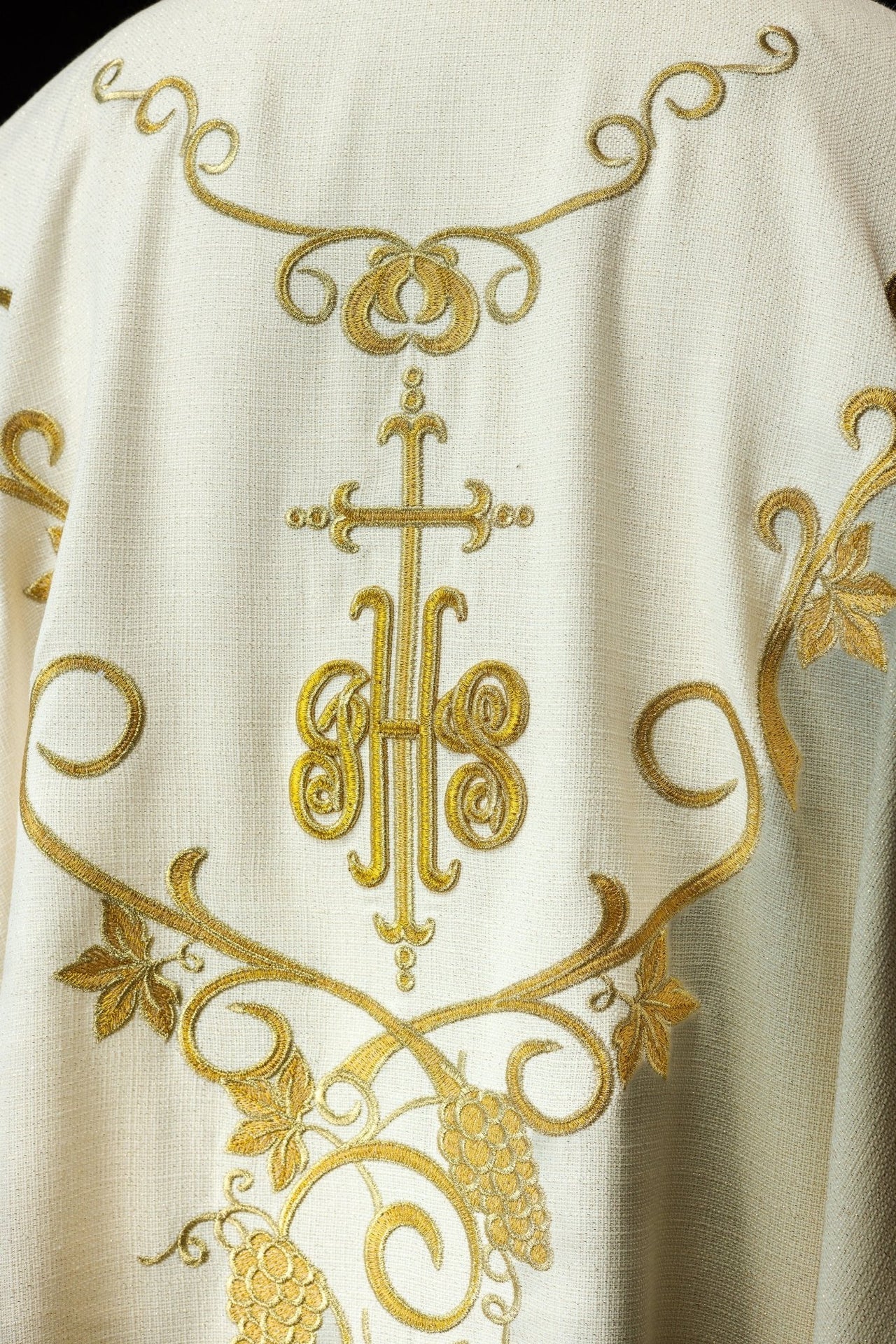 Ornat Liturgiczny Ecru z Haftem IHS i Winogron - Polska Produkcja - SZATYLITURGICZNE.PL