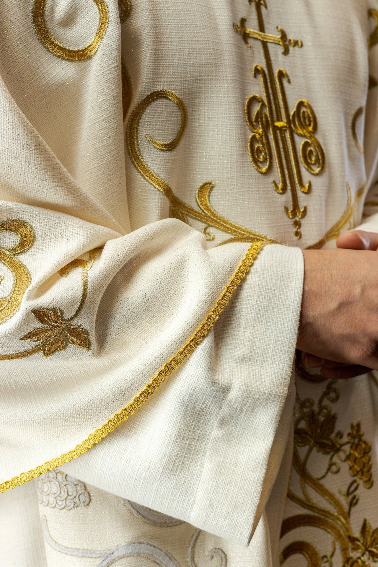 Ornat Liturgiczny Ecru z Haftem IHS i Winogron - Polska Produkcja - SZATYLITURGICZNE.PL