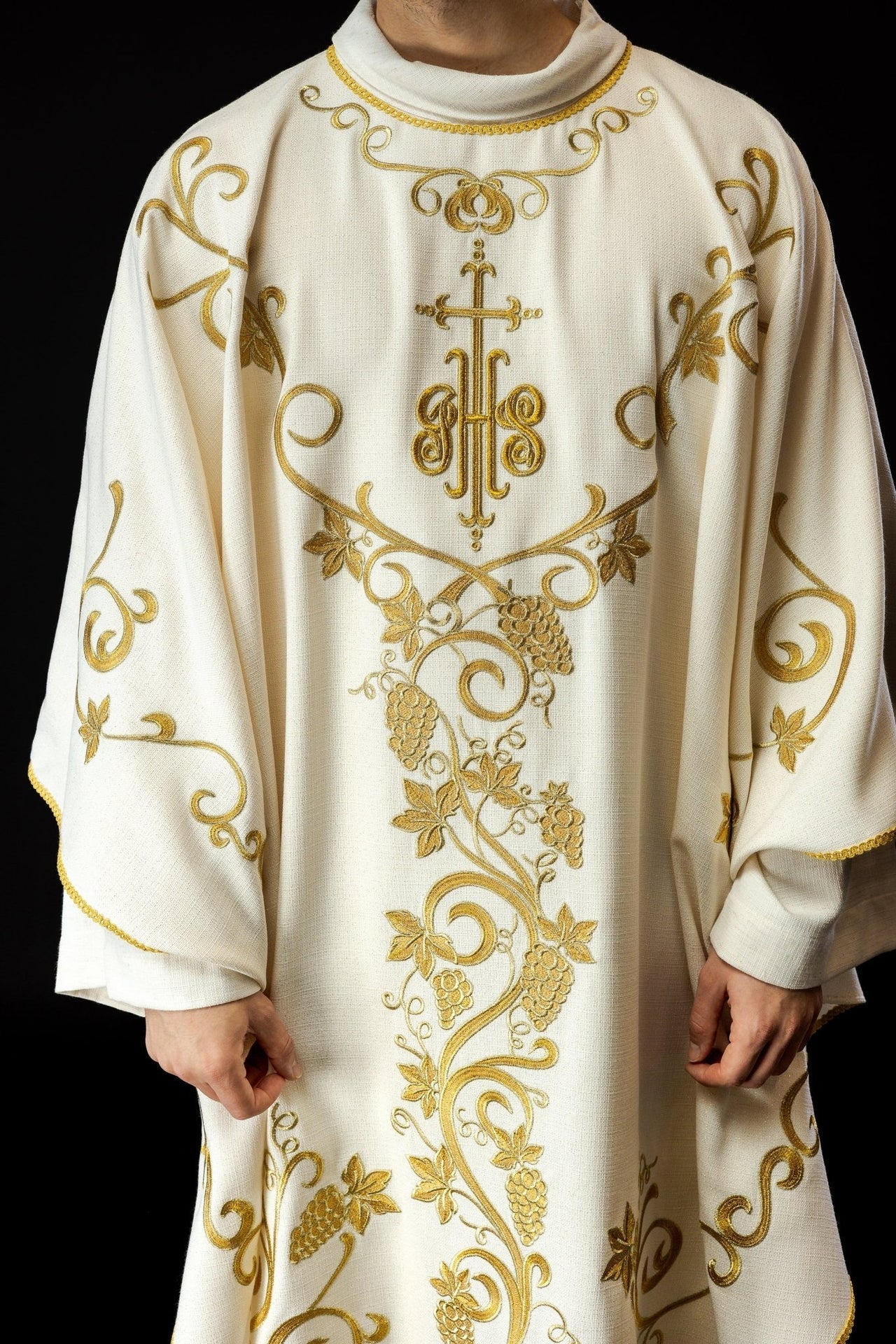 Ornat Liturgiczny Ecru z Haftem IHS i Winogron - Polska Produkcja - SZATYLITURGICZNE.PL
