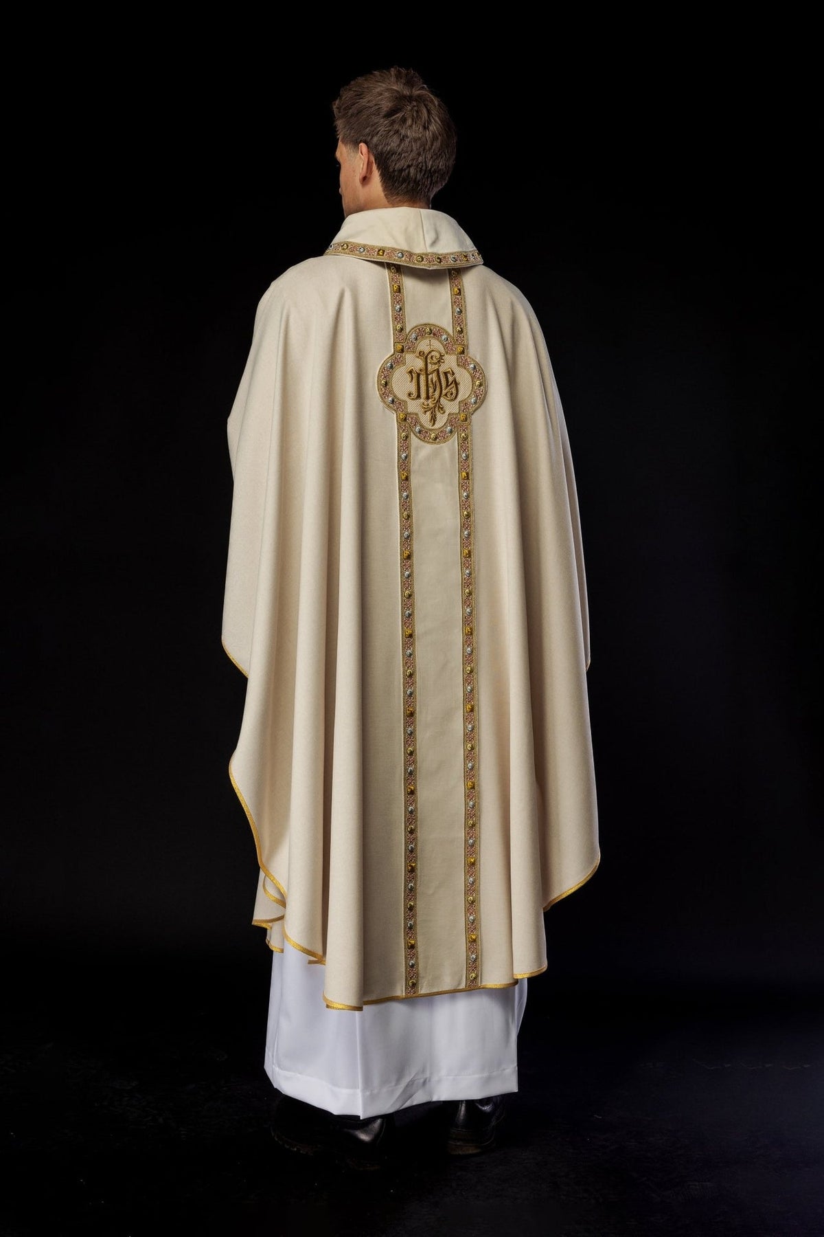 Ornat Liturgiczny Ecru z Haftem IHS i Złotą Lamówką - SZATYLITURGICZNE.PL
