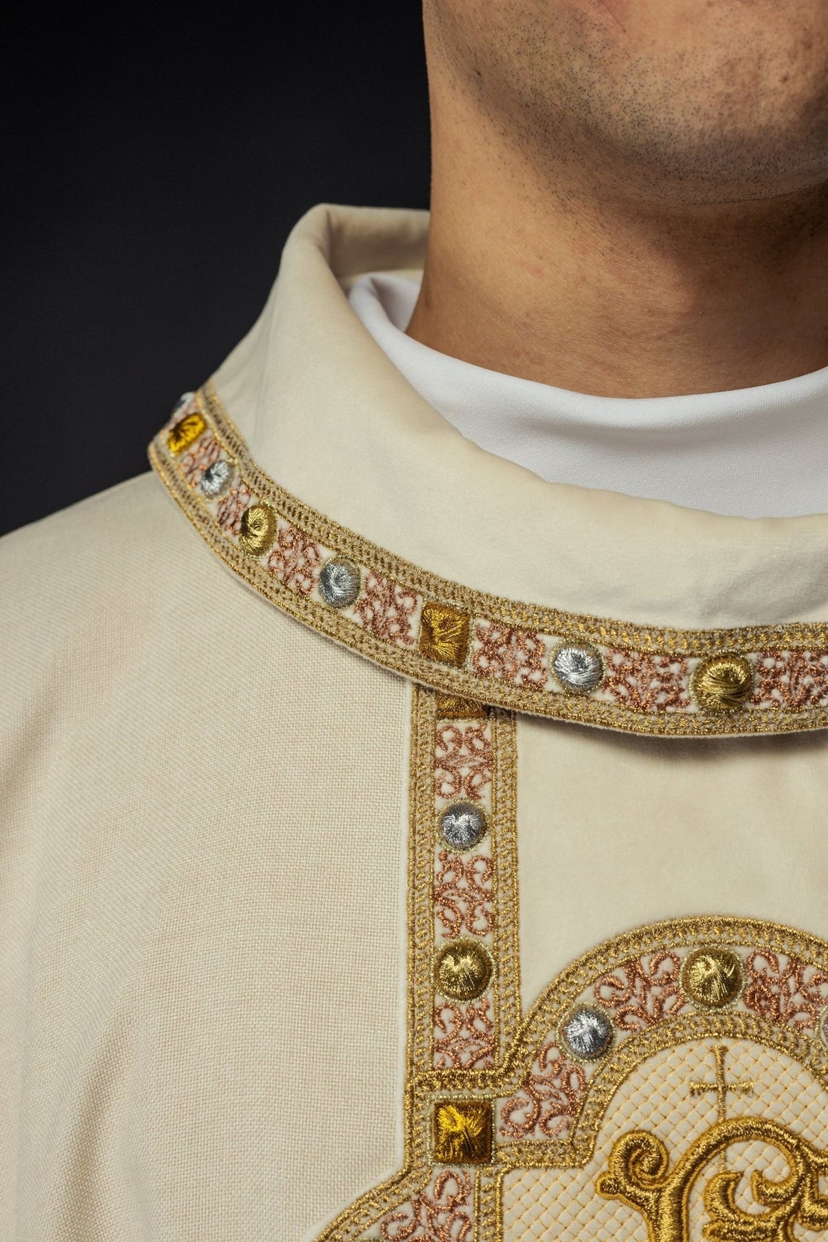 Ornat Liturgiczny Ecru z Haftem IHS i Złotą Lamówką - SZATYLITURGICZNE.PL
