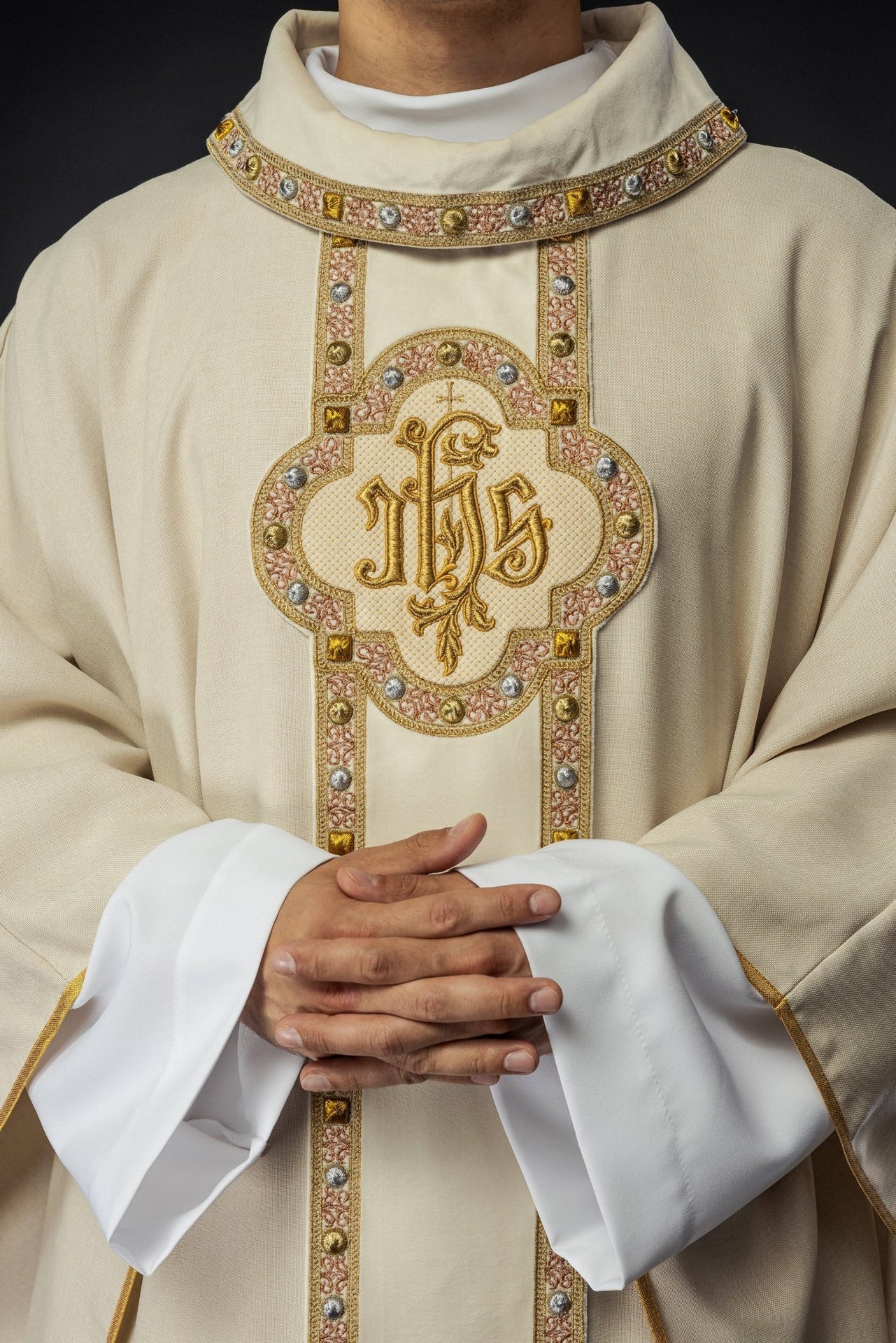 Ornat Liturgiczny Ecru z Haftem IHS i Złotą Lamówką - SZATYLITURGICZNE.PL