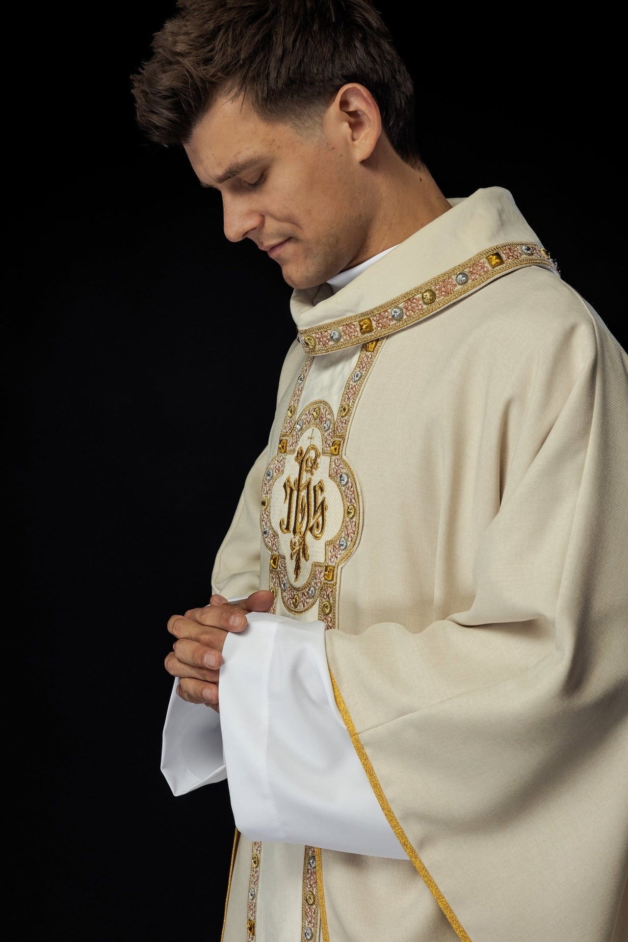 Ornat Liturgiczny Ecru z Haftem IHS i Złotą Lamówką - SZATYLITURGICZNE.PL