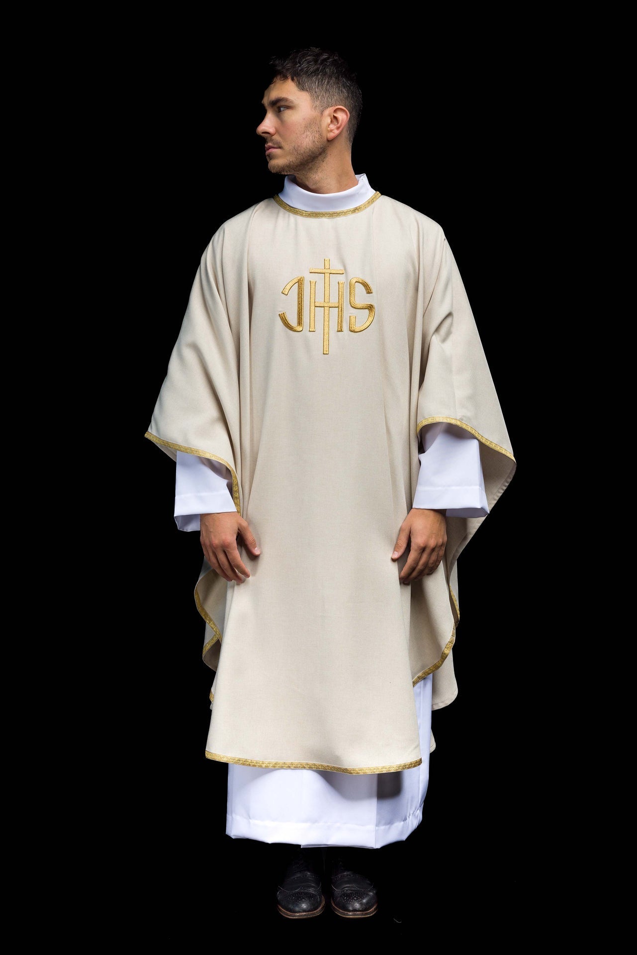 Ornat Liturgiczny Ecru z Haftem IHS - Złota Lamówka - SZATYLITURGICZNE.PL
