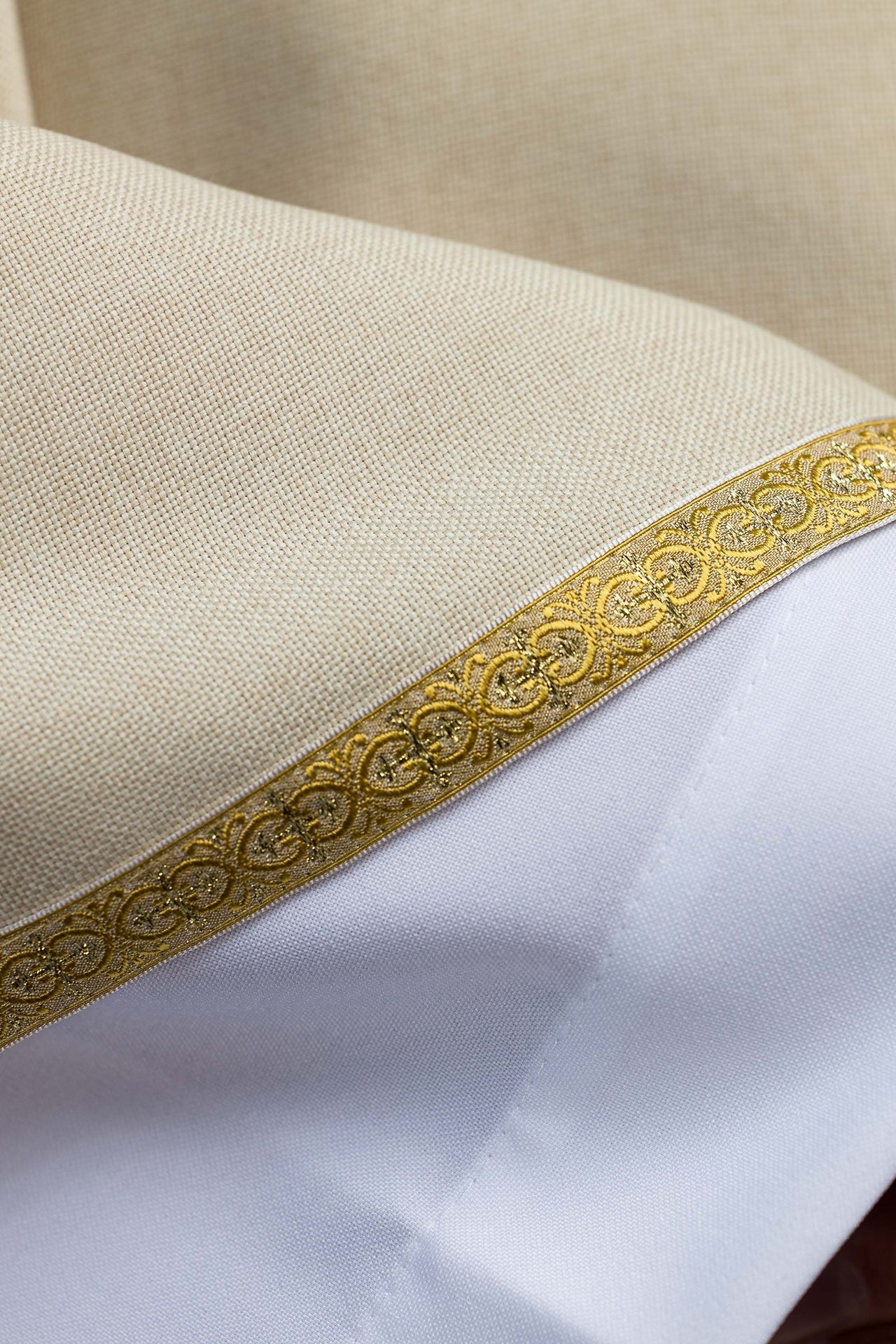 Ornat Liturgiczny Ecru z Haftem IHS - Złota Lamówka - SZATYLITURGICZNE.PL