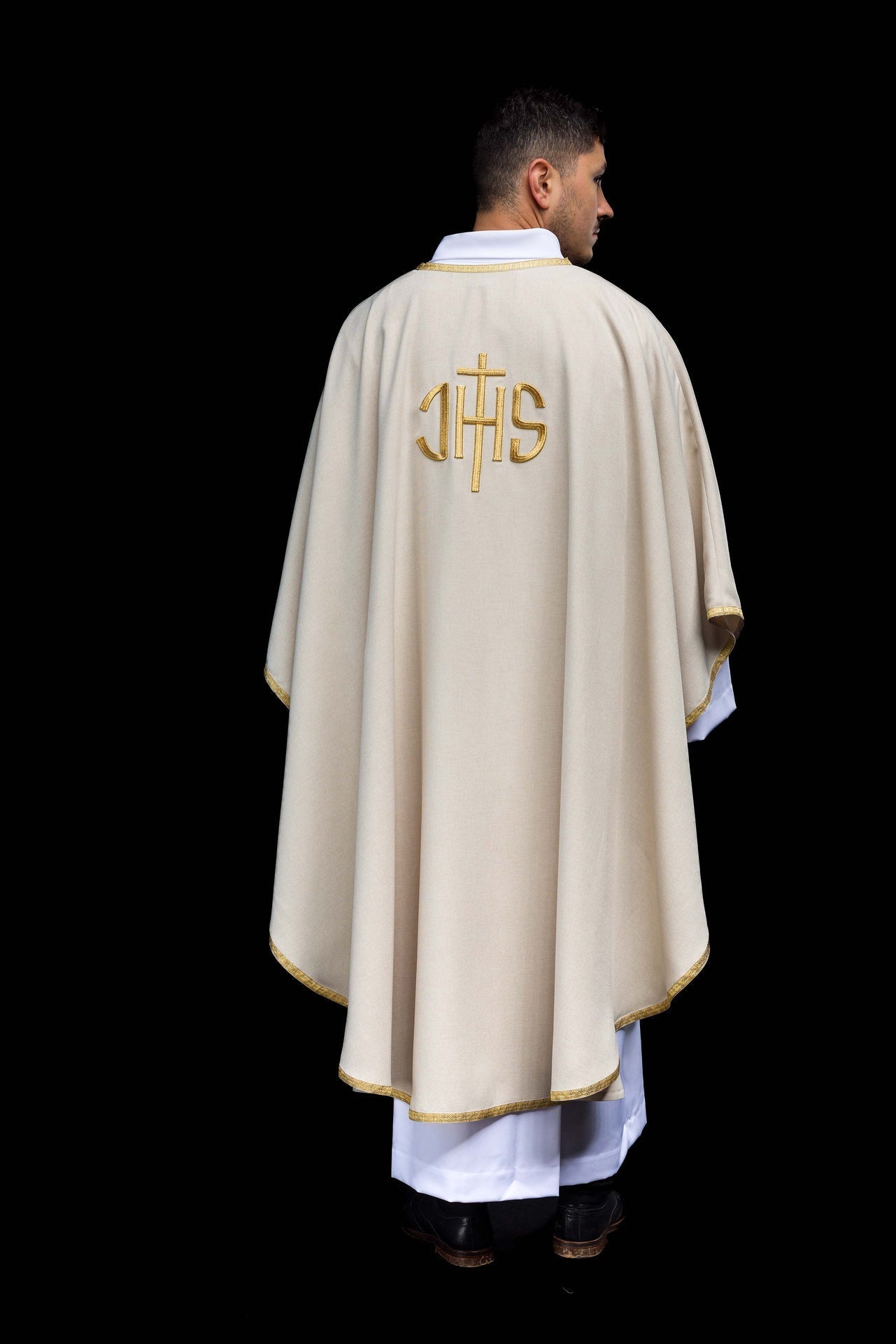 Ornat Liturgiczny Ecru z Haftem IHS - Złota Lamówka - SZATYLITURGICZNE.PL