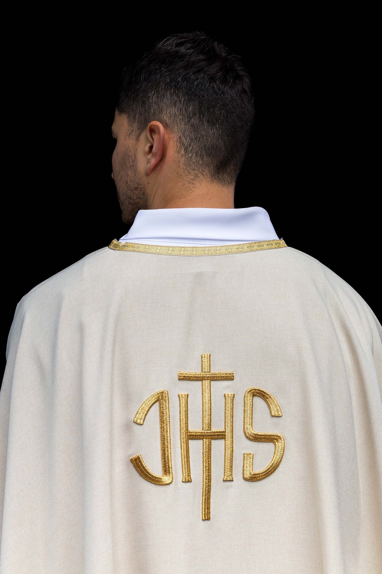 Ornat Liturgiczny Ecru z Haftem IHS - Złota Lamówka - SZATYLITURGICZNE.PL