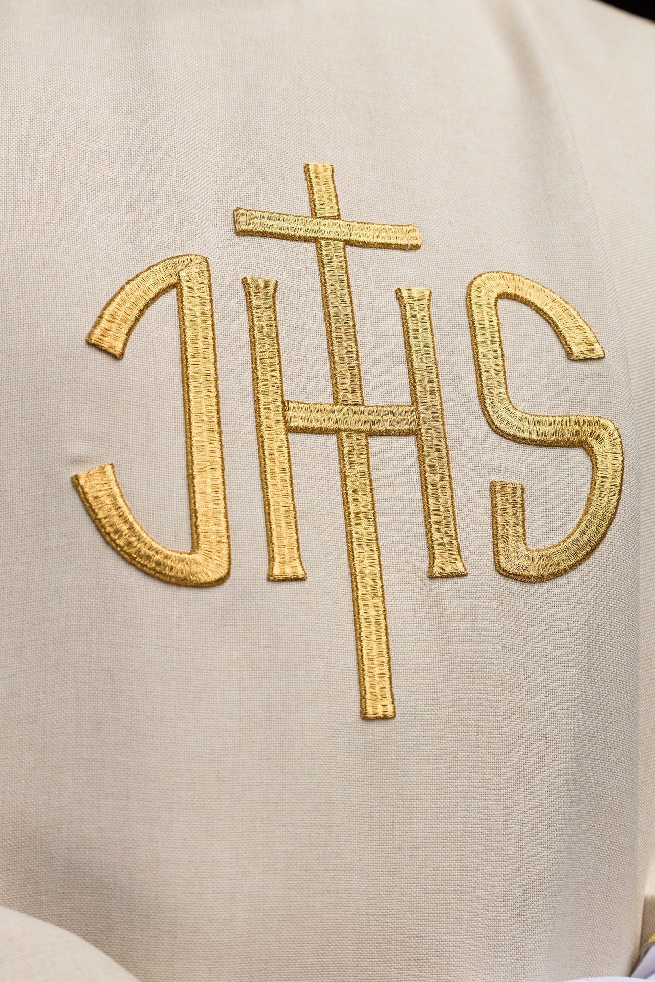 Ornat Liturgiczny Ecru z Haftem IHS - Złota Lamówka - SZATYLITURGICZNE.PL