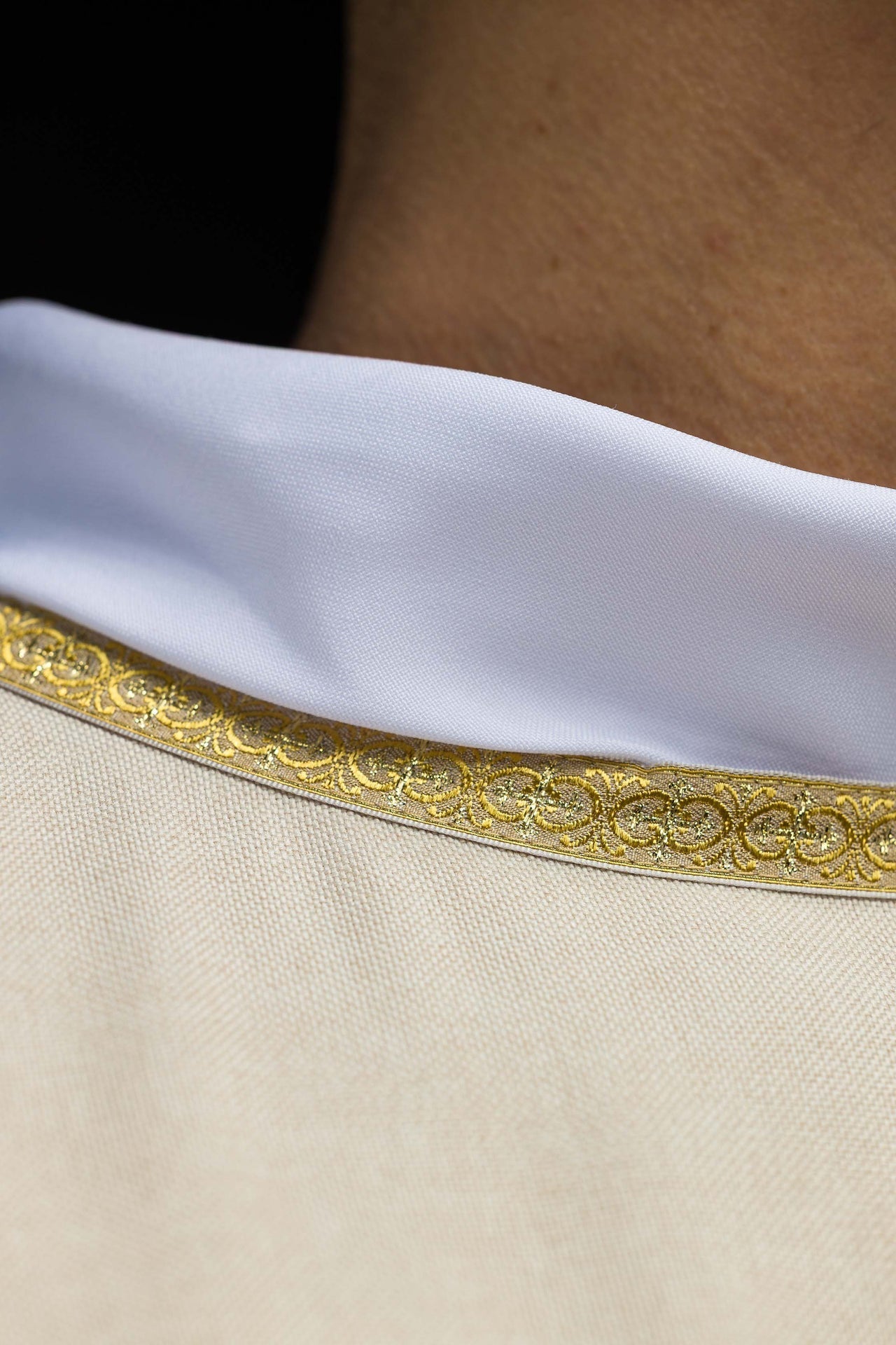 Ornat Liturgiczny Ecru z Haftem IHS - Złota Lamówka - SZATYLITURGICZNE.PL