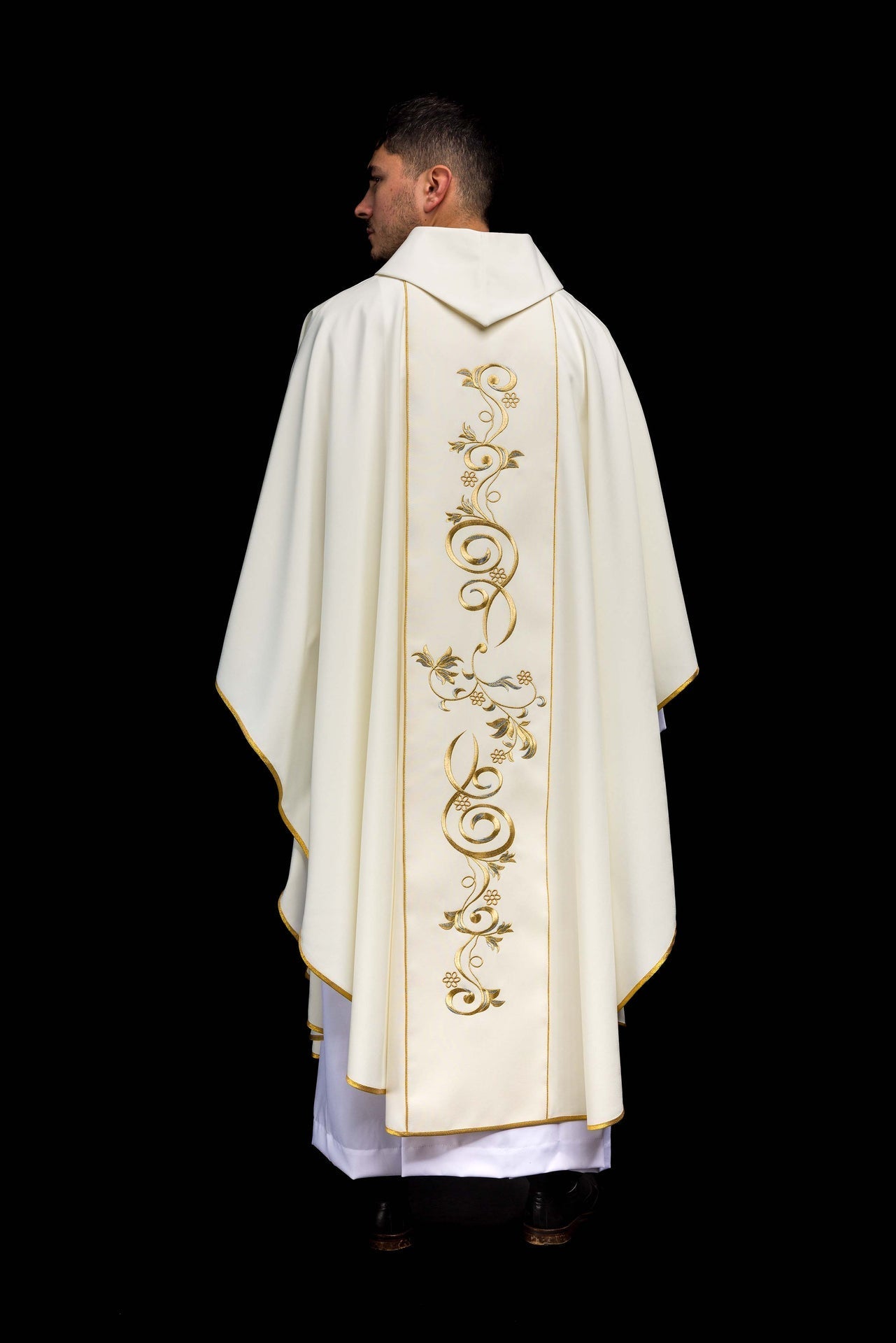 Ornat Liturgiczny Ecru z Haftem Jezus Dobry Pasterz - SZATYLITURGICZNE.PL