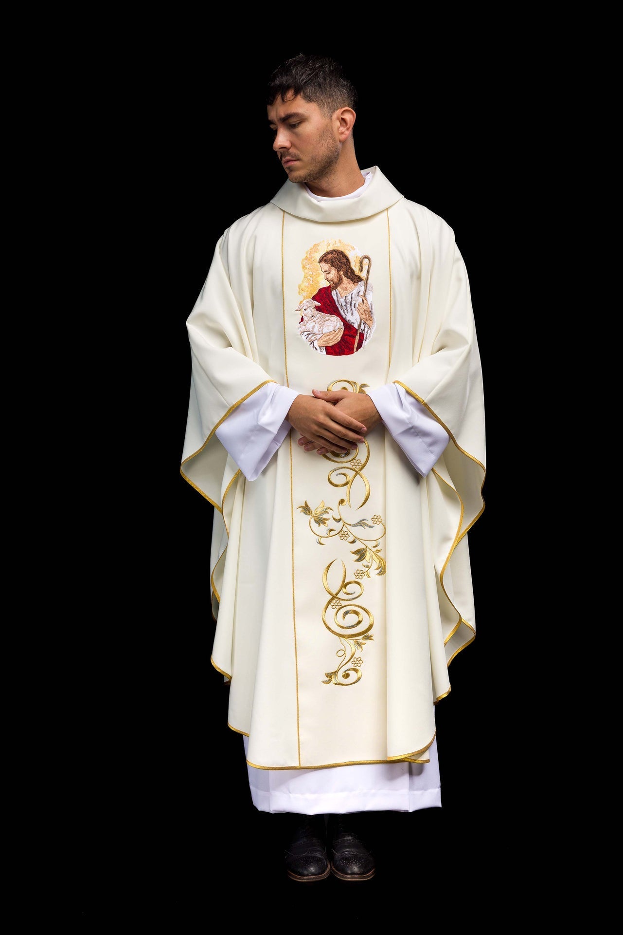 Ornat Liturgiczny Ecru z Haftem Jezus Dobry Pasterz - SZATYLITURGICZNE.PL