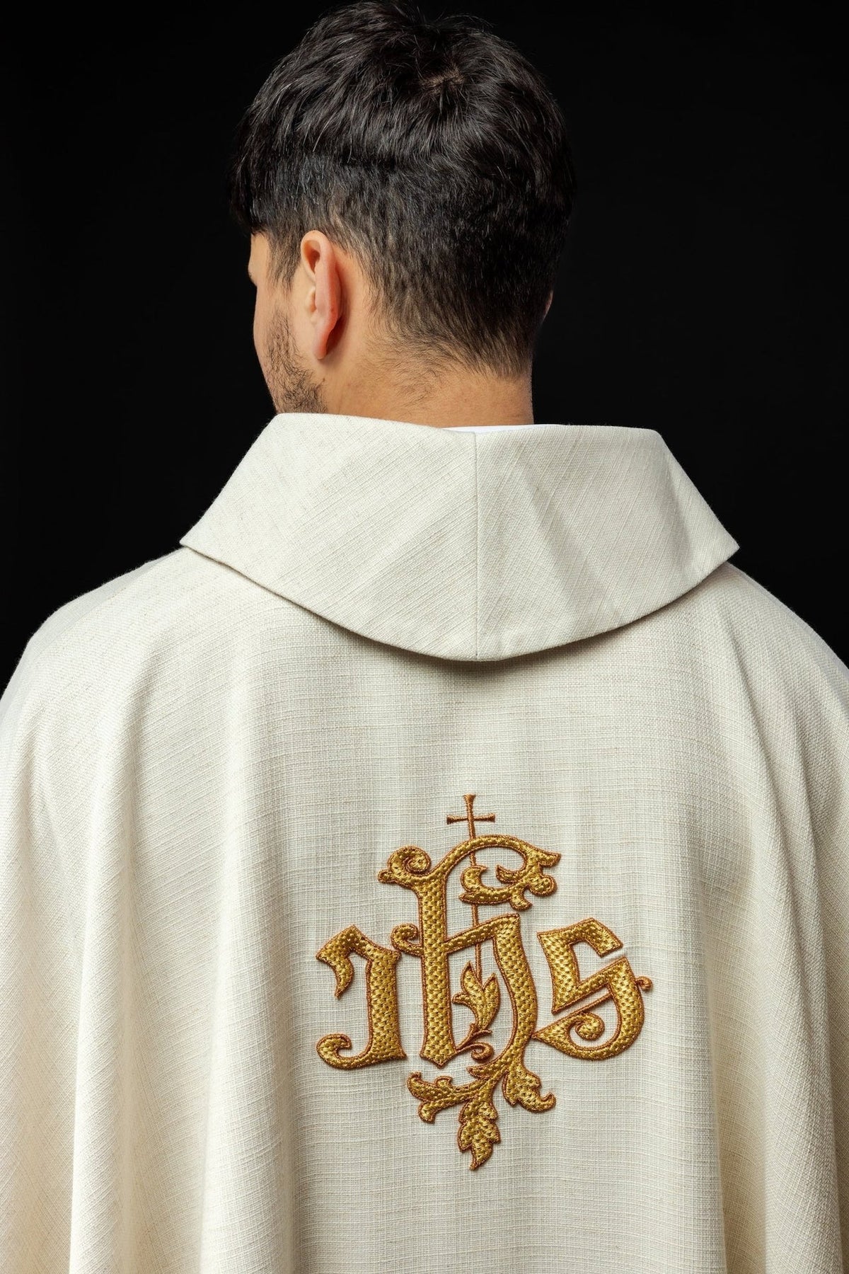 Ornat Liturgiczny Ecru z Haftem Jezusa Dobrego Pasterza - SZATYLITURGICZNE.PL