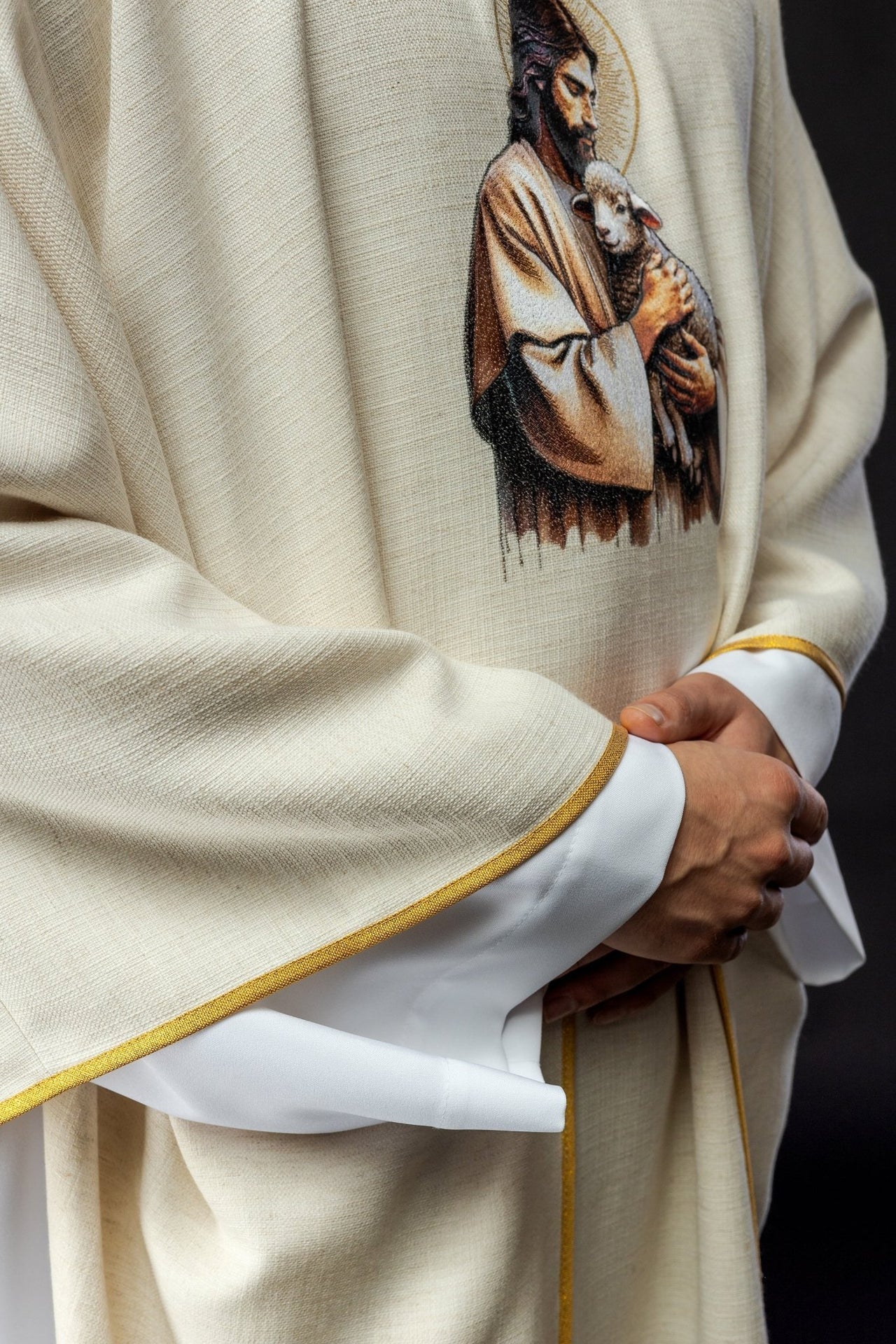 Ornat Liturgiczny Ecru z Haftem Jezusa Dobrego Pasterza - SZATYLITURGICZNE.PL