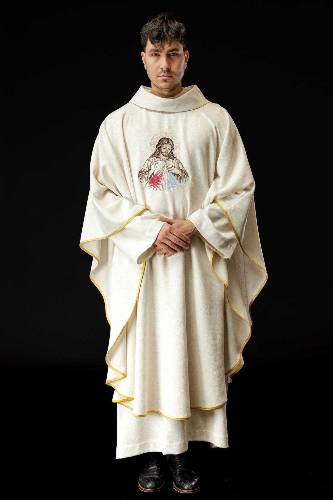 Ornat Liturgiczny Ecru z Haftem Jezusa Miłosiernego - SZATYLITURGICZNE.PL
