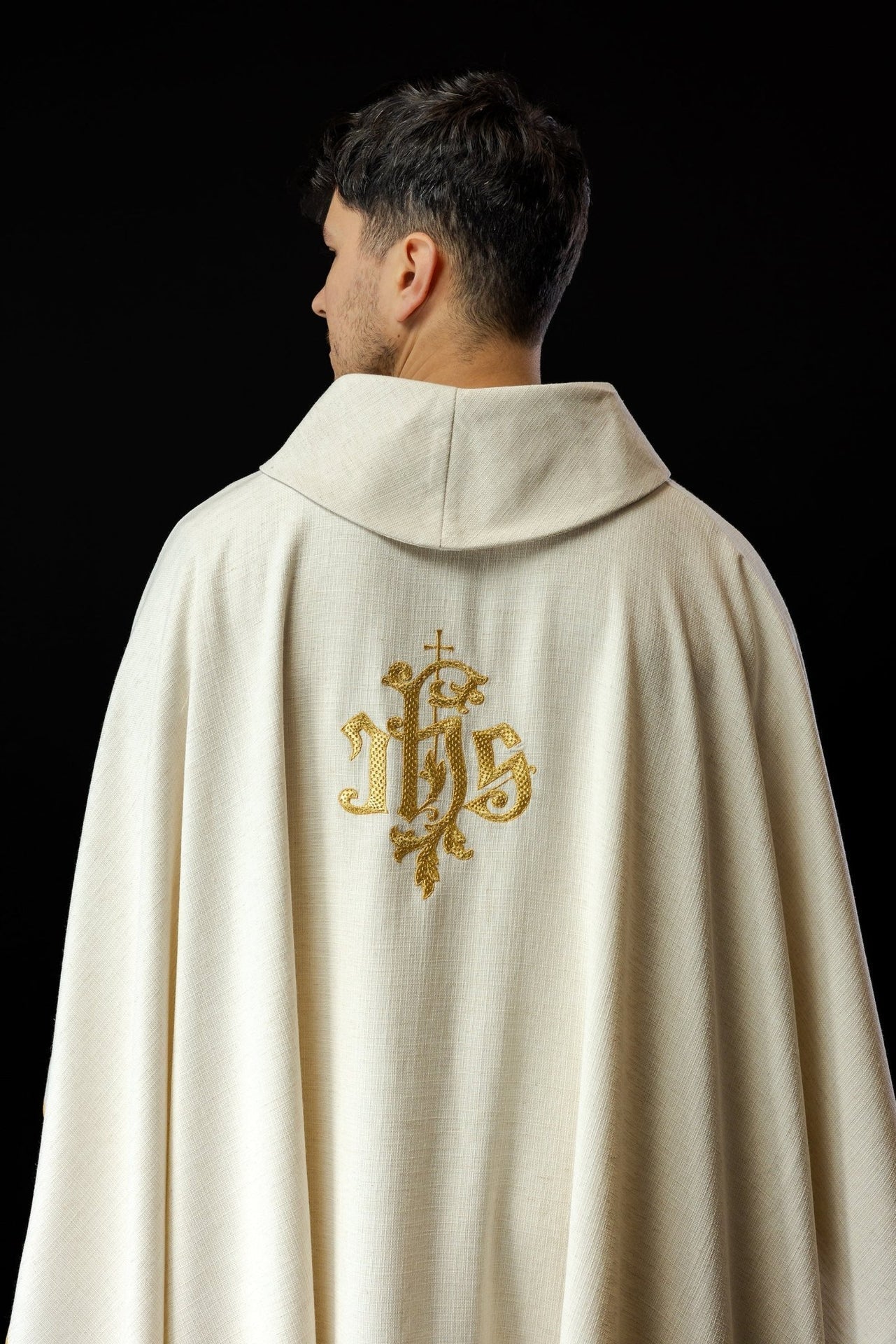 Ornat Liturgiczny Ecru z Haftem Jezusa Miłosiernego - SZATYLITURGICZNE.PL