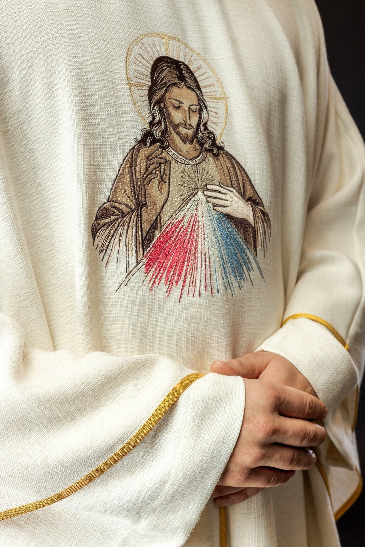 Ornat Liturgiczny Ecru z Haftem Jezusa Miłosiernego - SZATYLITURGICZNE.PL