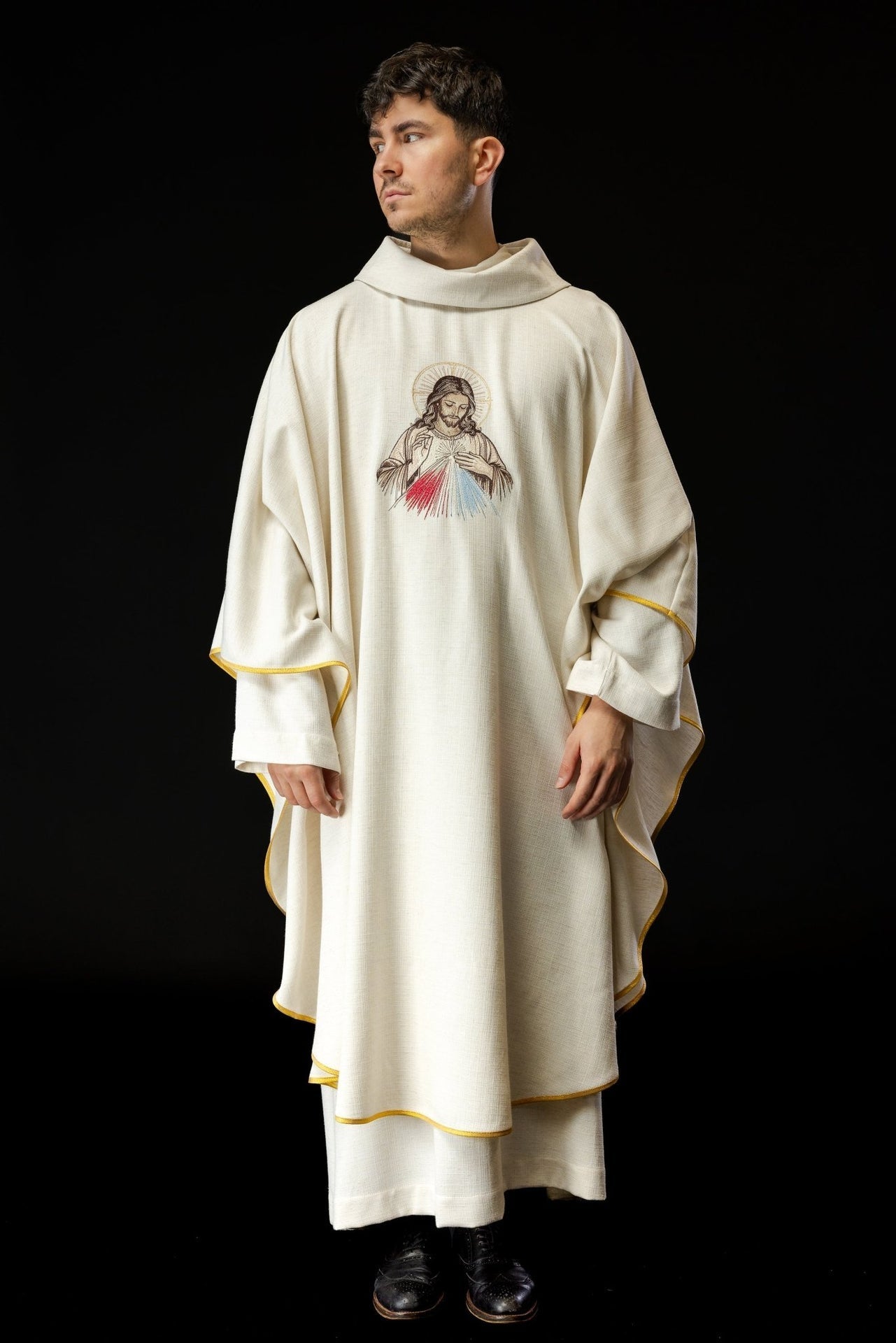 Ornat Liturgiczny Ecru z Haftem Jezusa Miłosiernego - SZATYLITURGICZNE.PL