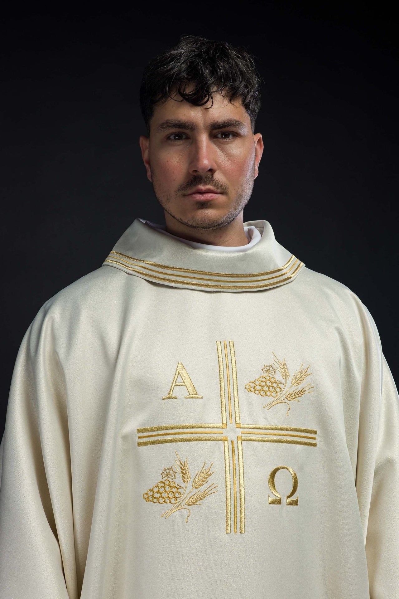 Ornat Liturgiczny Ecru z Haftem Krzyża, Alfa i Omega - Kłosy - SZATYLITURGICZNE.PL