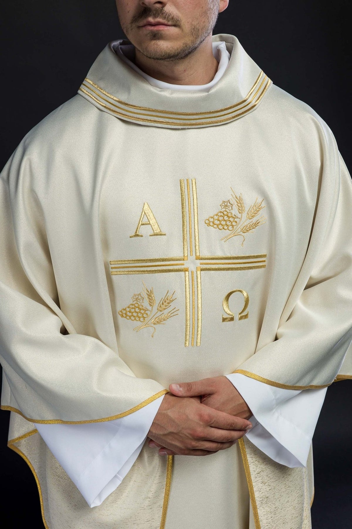 Ornat Liturgiczny Ecru z Haftem Krzyża, Alfa i Omega - Kłosy - SZATYLITURGICZNE.PL