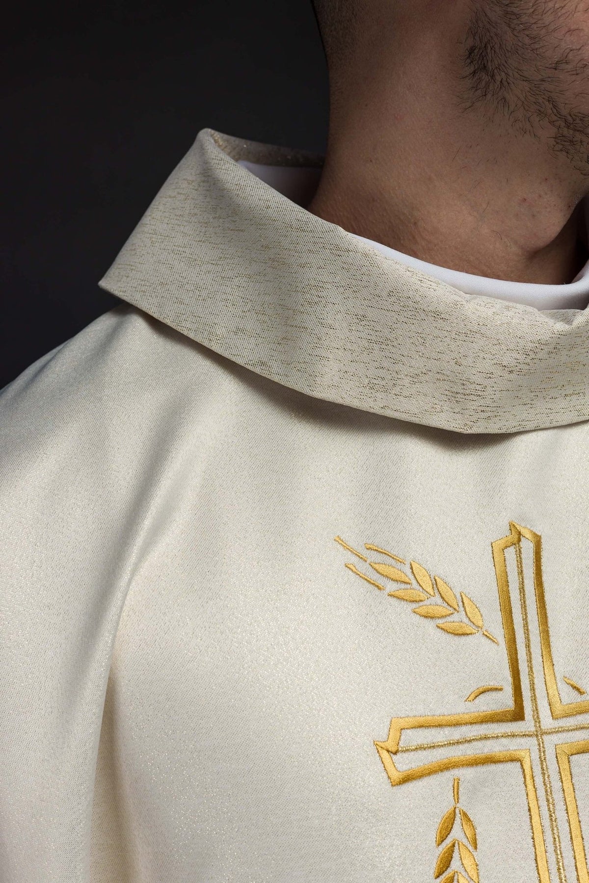 Ornat Liturgiczny Ecru z Haftem Krzyża i Kłosa - Elegancki - SZATYLITURGICZNE.PL