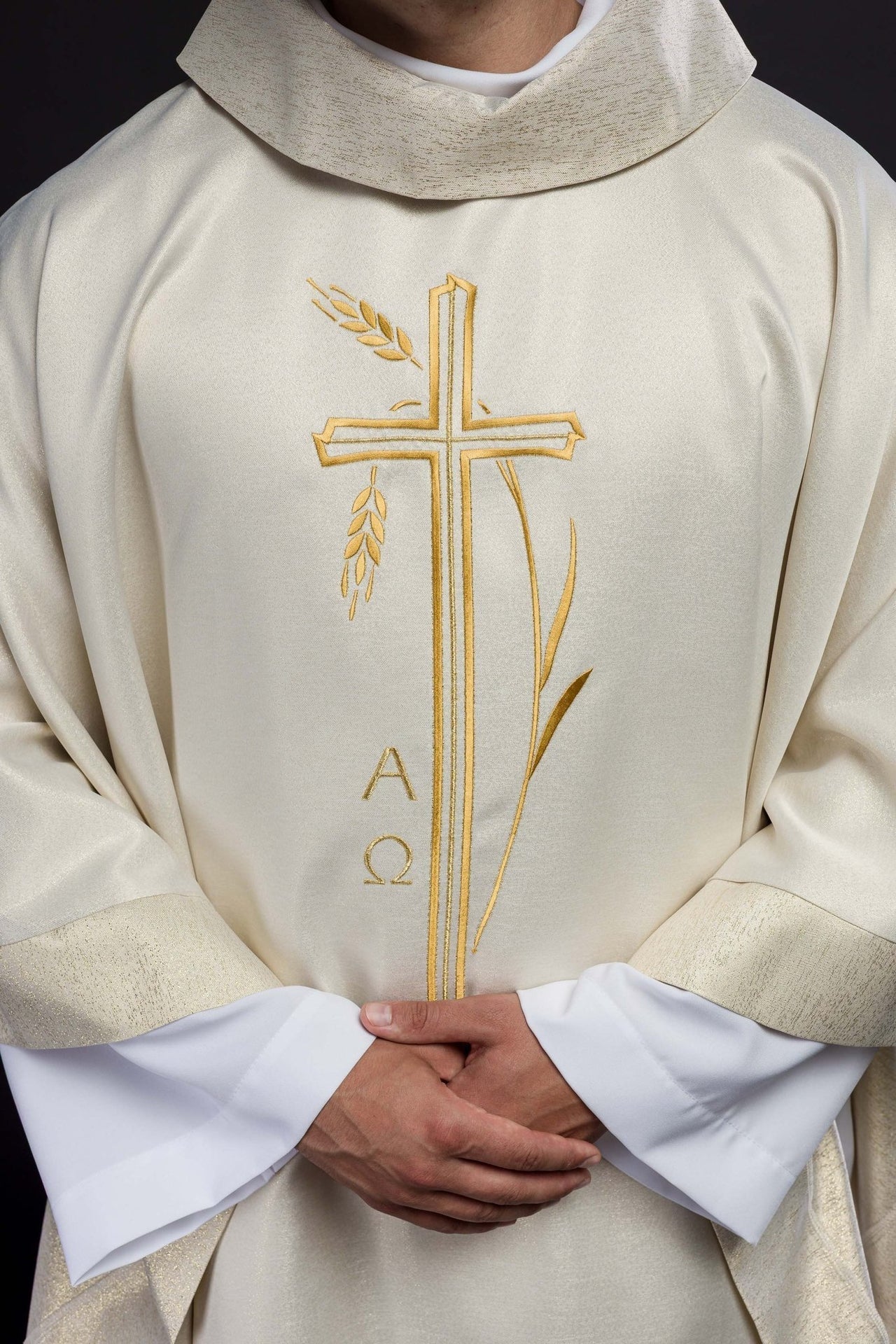 Ornat Liturgiczny Ecru z Haftem Krzyża i Kłosa - Elegancki - SZATYLITURGICZNE.PL