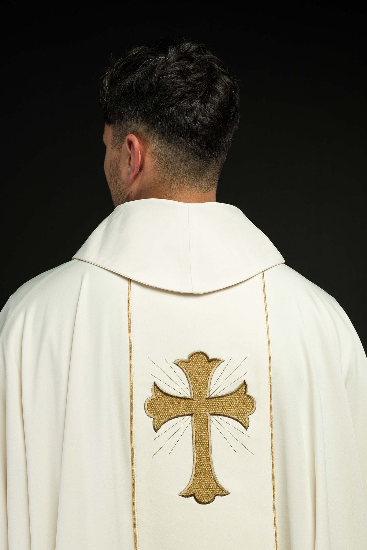 Ornat Liturgiczny Ecru z Haftem Krzyża i Kłosów Eucharystycznych - SZATYLITURGICZNE.PL