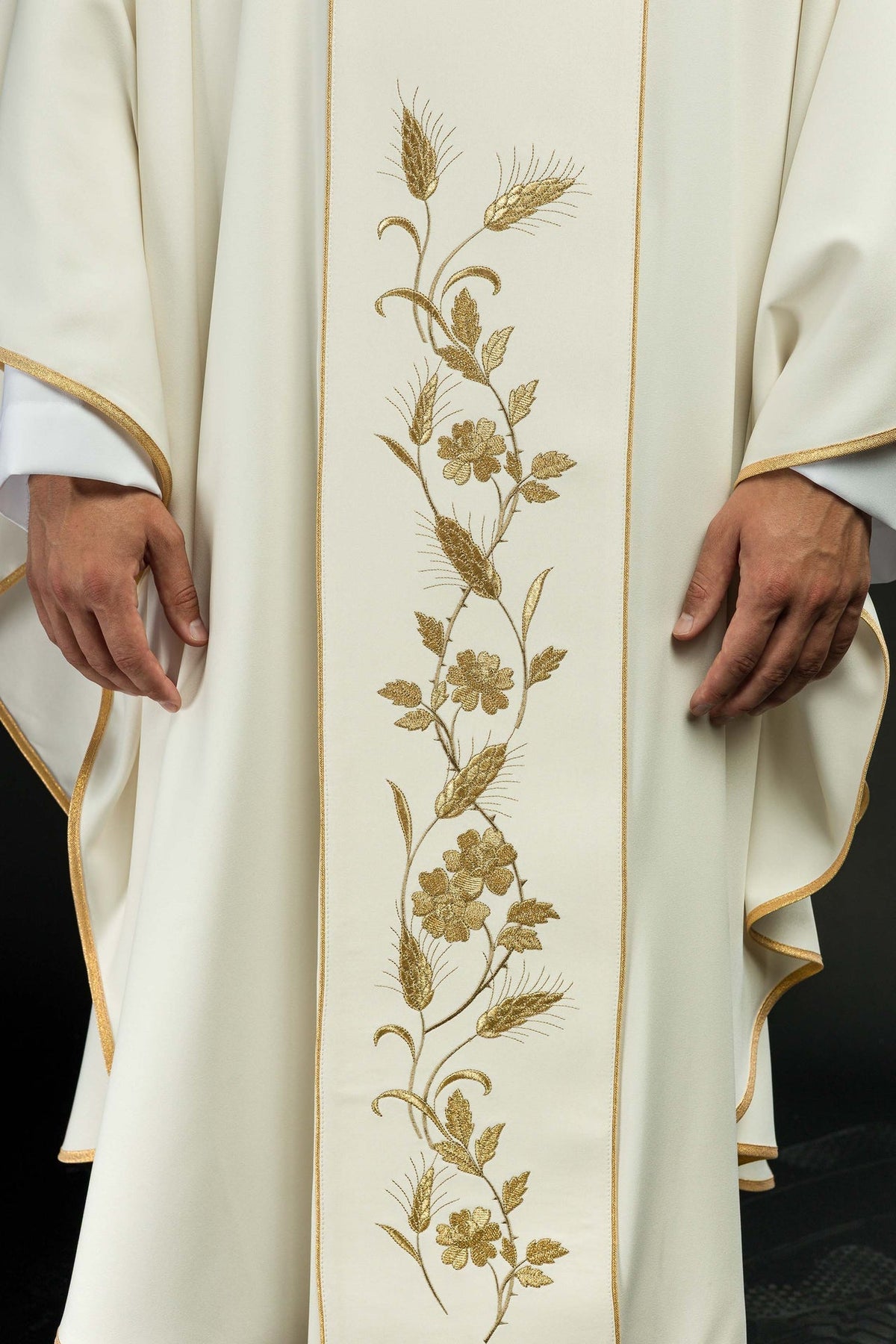 Ornat Liturgiczny Ecru z Haftem Krzyża i Kłosów Eucharystycznych - SZATYLITURGICZNE.PL