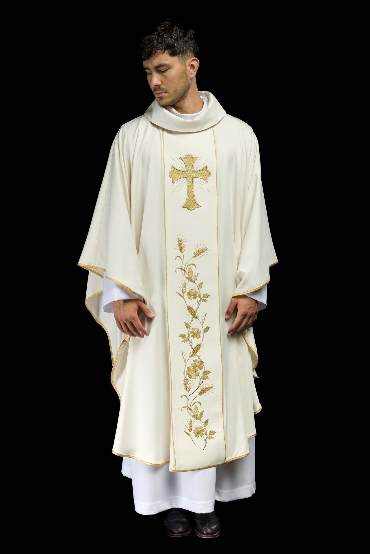 Ornat Liturgiczny Ecru z Haftem Krzyża i Kłosów Eucharystycznych - SZATYLITURGICZNE.PL