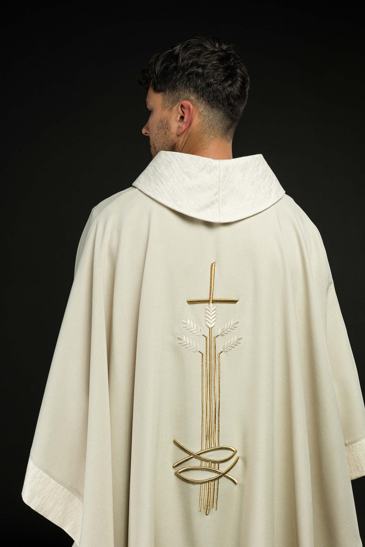 Ornat Liturgiczny Ecru z Haftem Krzyża, Kłosów i Ryb - SZATYLITURGICZNE.PL