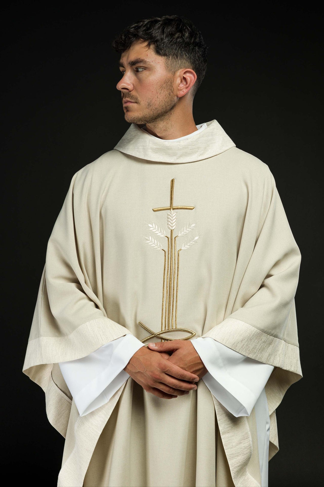 Ornat Liturgiczny Ecru z Haftem Krzyża, Kłosów i Ryb - SZATYLITURGICZNE.PL
