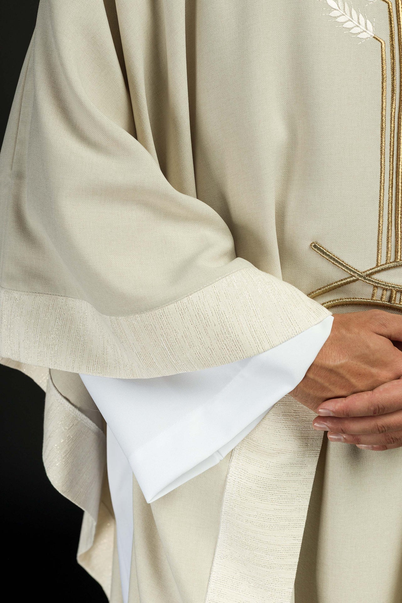 Ornat Liturgiczny Ecru z Haftem Krzyża, Kłosów i Ryb - SZATYLITURGICZNE.PL