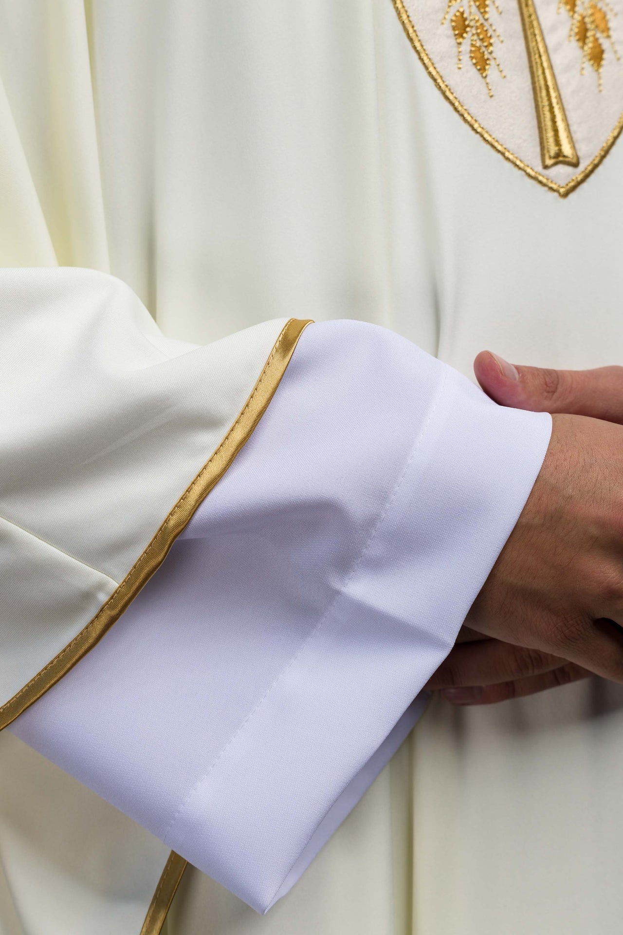 Ornat Liturgiczny Ecru z Haftem Krzyża - Lekka Dzianina Sacrolite - SZATYLITURGICZNE.PL