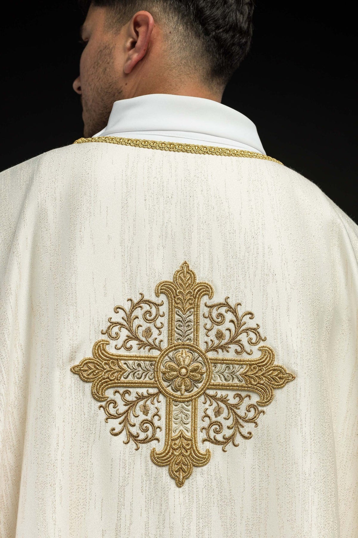 Ornat Liturgiczny Ecru z Haftem Krzyża - Polska Produkcja - SZATYLITURGICZNE.PL