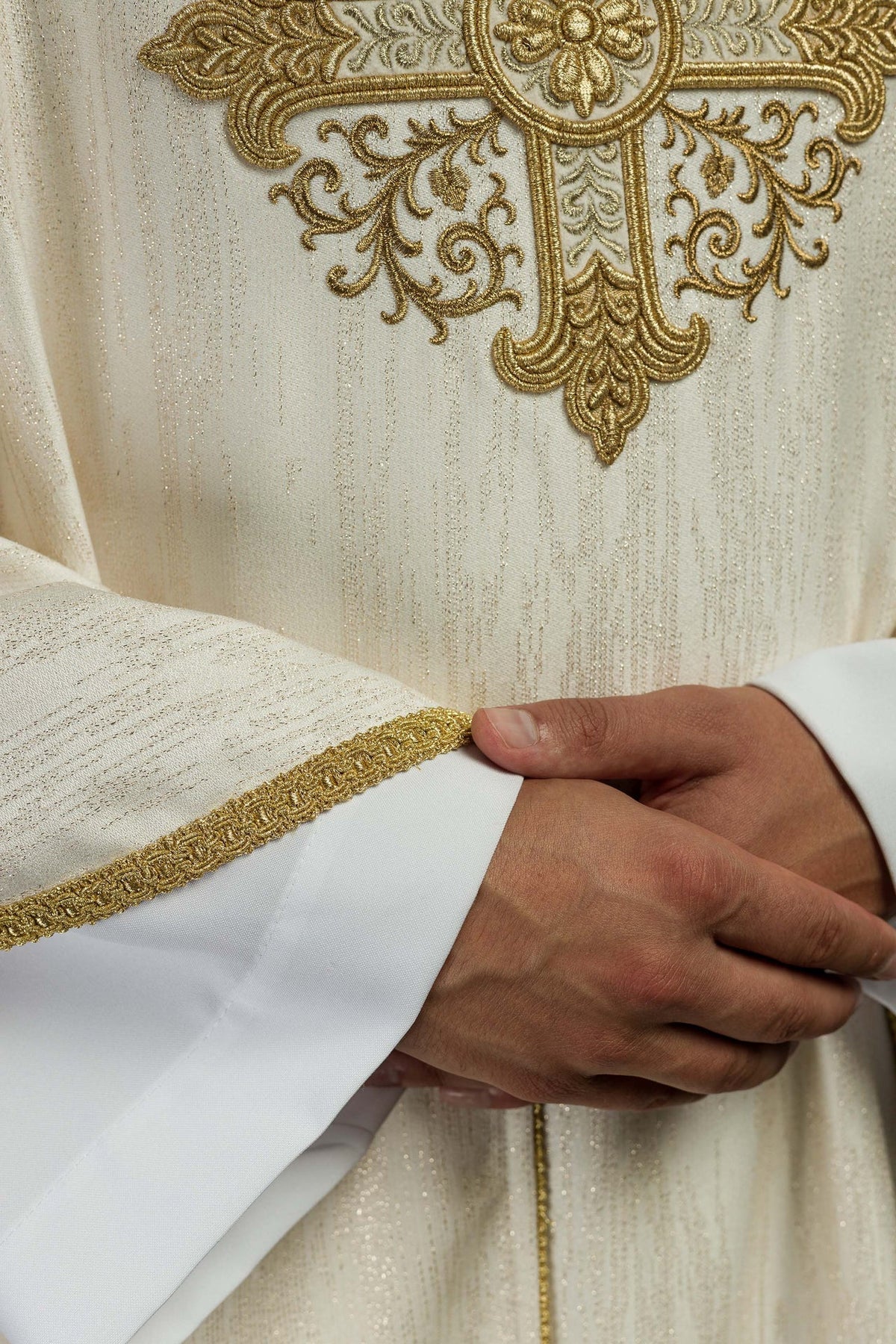 Ornat Liturgiczny Ecru z Haftem Krzyża - Polska Produkcja - SZATYLITURGICZNE.PL