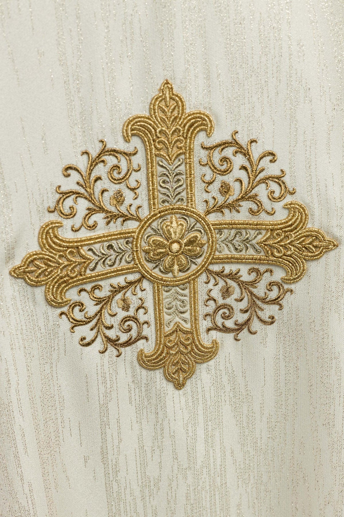 Ornat Liturgiczny Ecru z Haftem Krzyża - Polska Produkcja - SZATYLITURGICZNE.PL