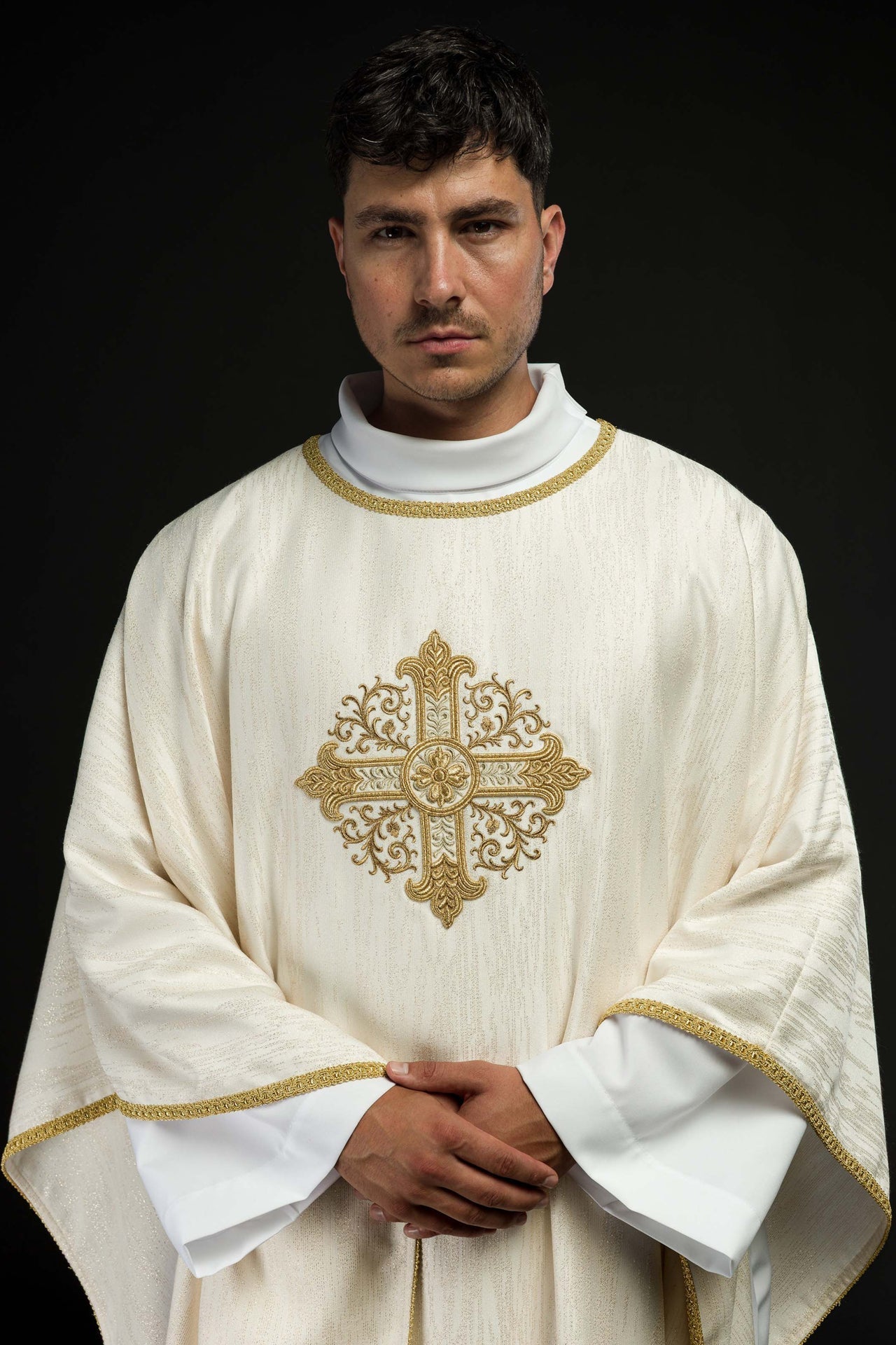 Ornat Liturgiczny Ecru z Haftem Krzyża - Polska Produkcja - SZATYLITURGICZNE.PL