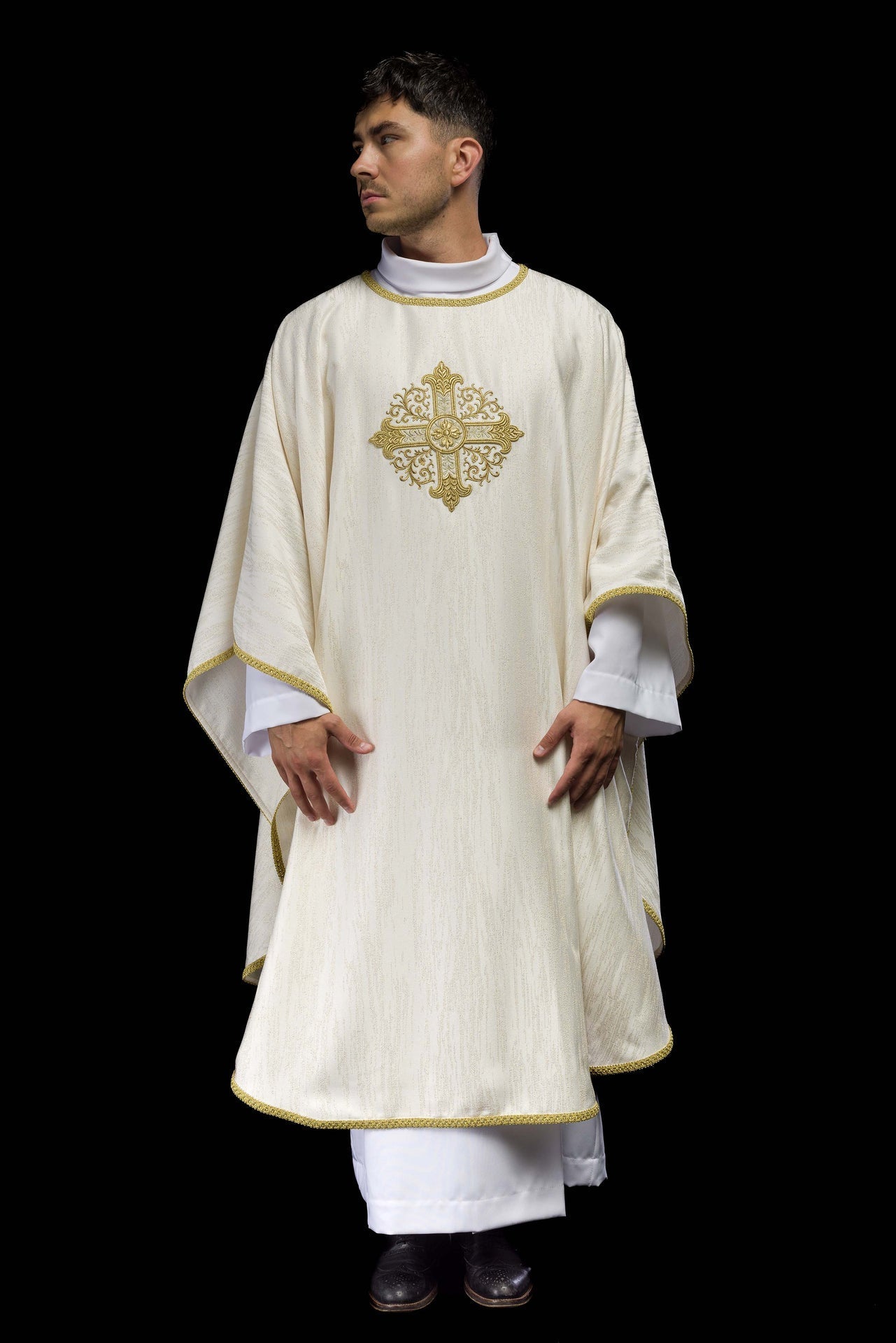 Ornat Liturgiczny Ecru z Haftem Krzyża - Polska Produkcja - SZATYLITURGICZNE.PL
