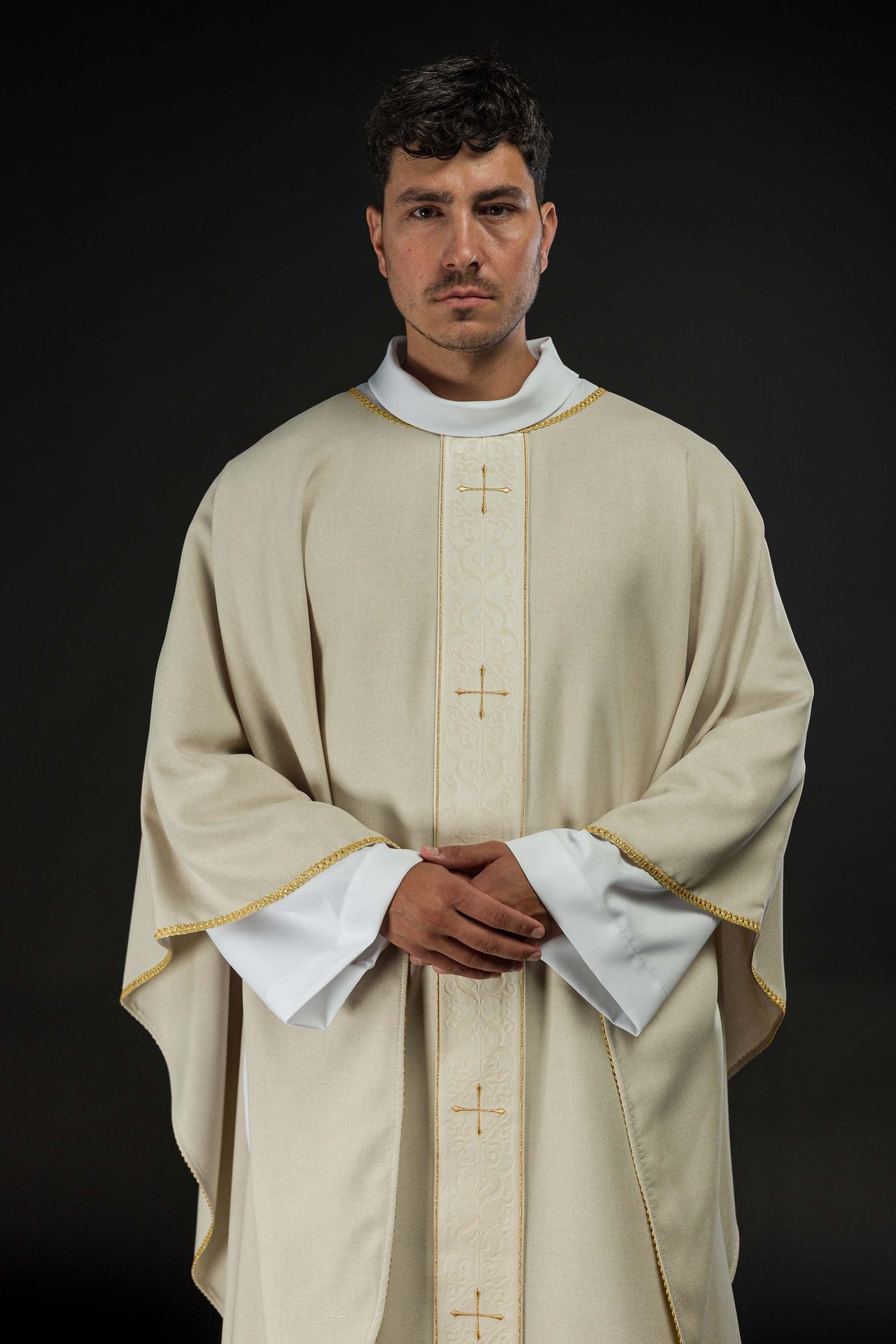 Ornat Liturgiczny Ecru z Haftem Krzyży - Elegancki i Dostojny - SZATYLITURGICZNE.PL