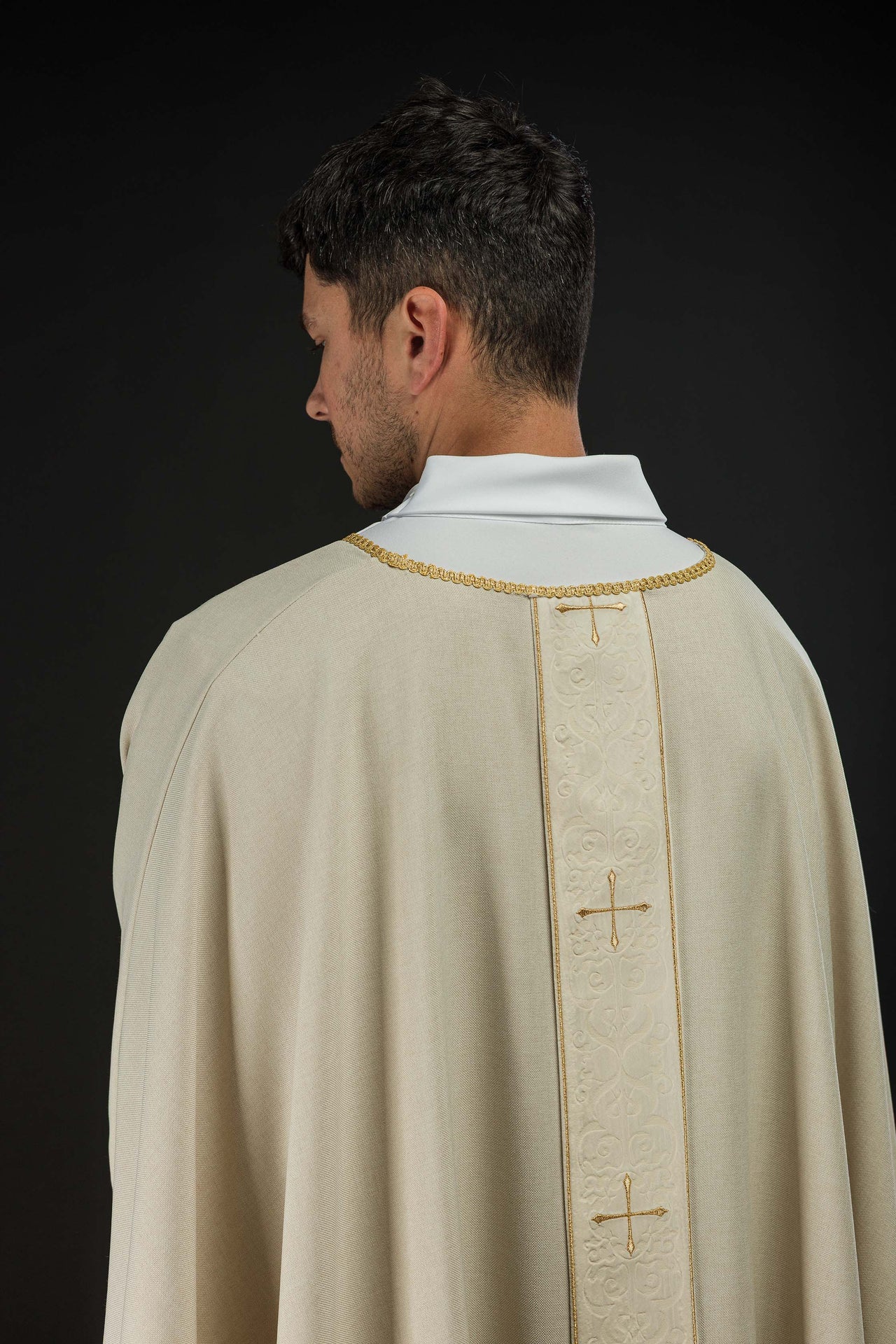 Ornat Liturgiczny Ecru z Haftem Krzyży - Elegancki i Dostojny - SZATYLITURGICZNE.PL
