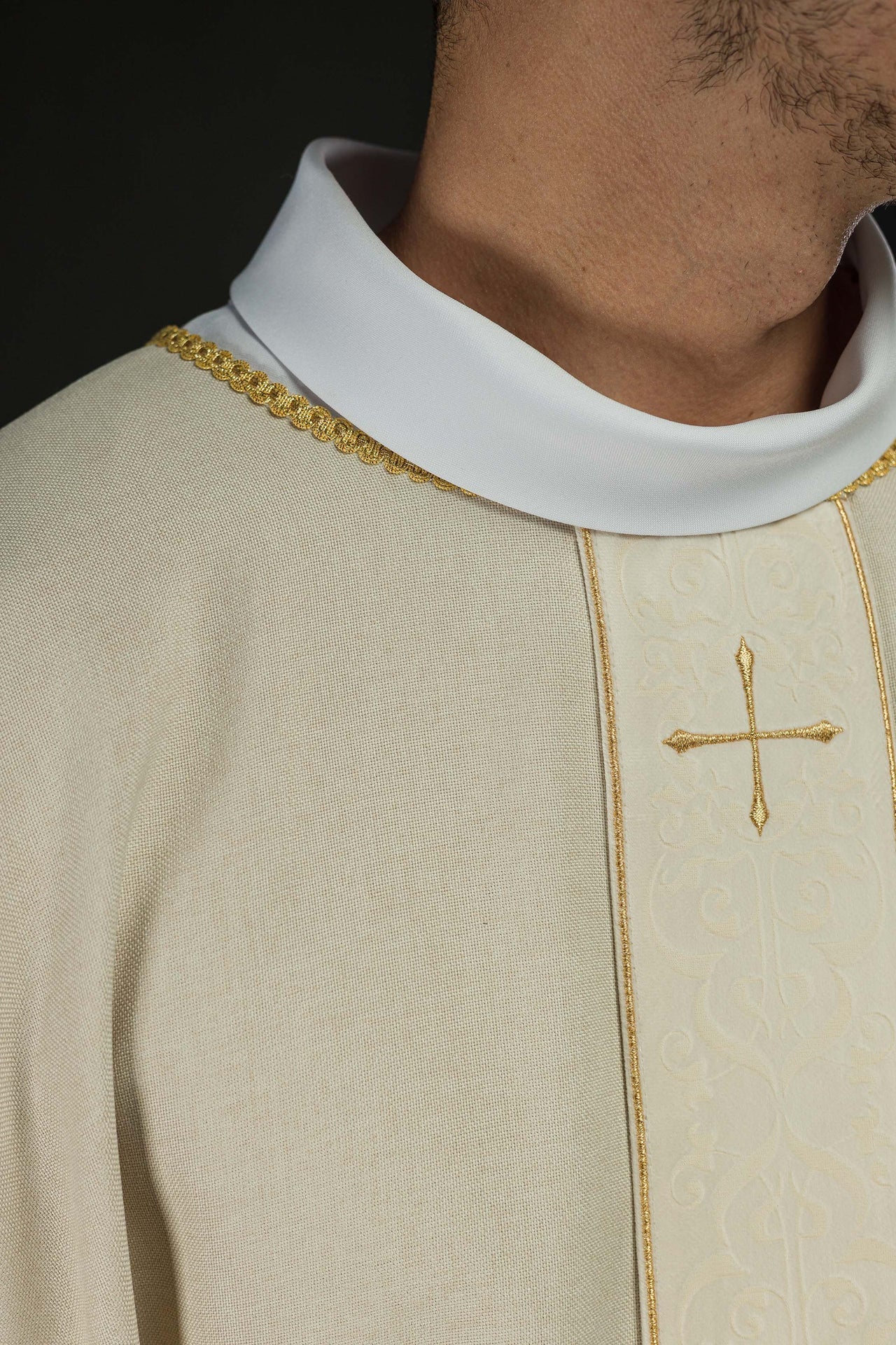 Ornat Liturgiczny Ecru z Haftem Krzyży - Elegancki i Dostojny - SZATYLITURGICZNE.PL