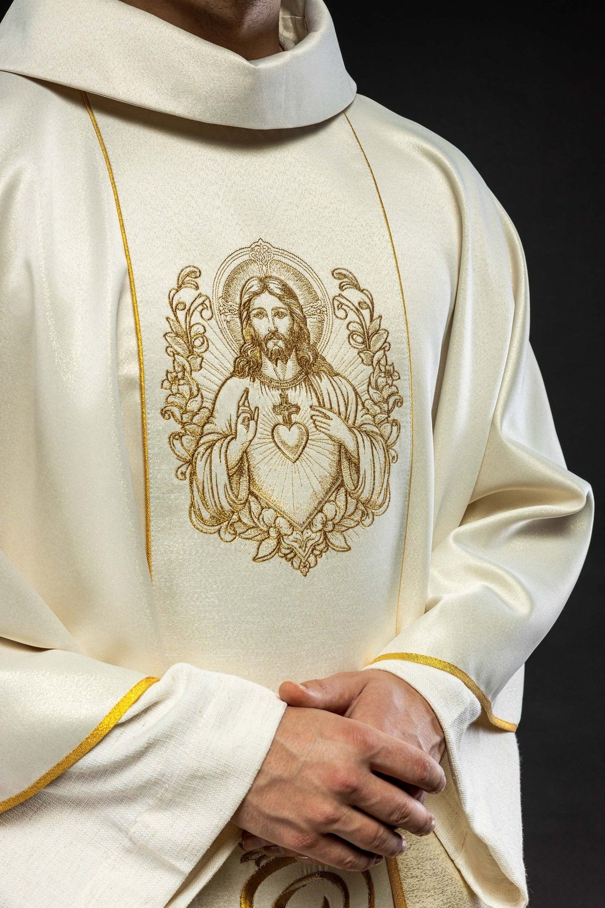Ornat Liturgiczny Ecru z Haftem Najświętszego Serca Jezusowego - SZATYLITURGICZNE.PL