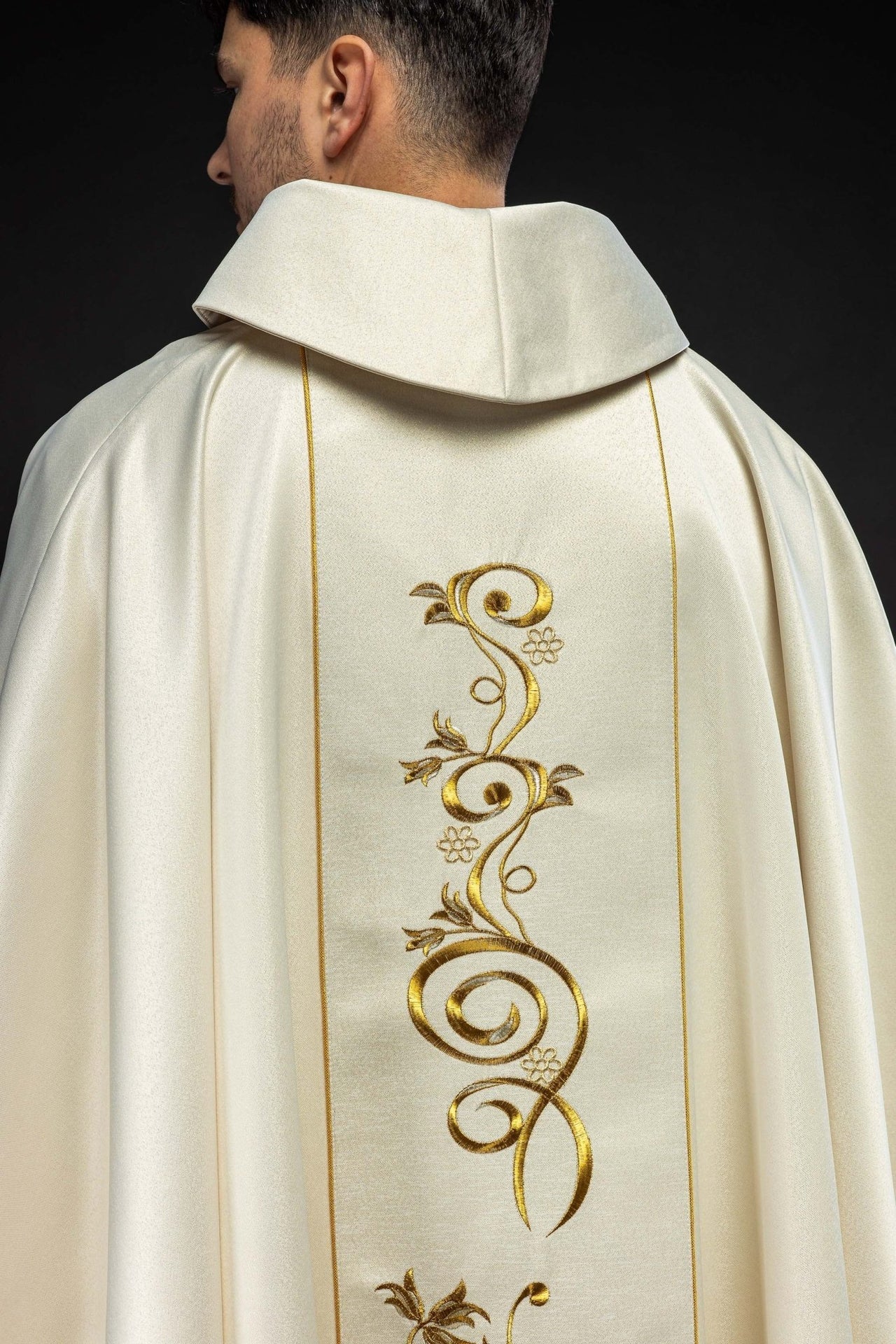 Ornat Liturgiczny Ecru z Haftem Najświętszego Serca Jezusowego - SZATYLITURGICZNE.PL