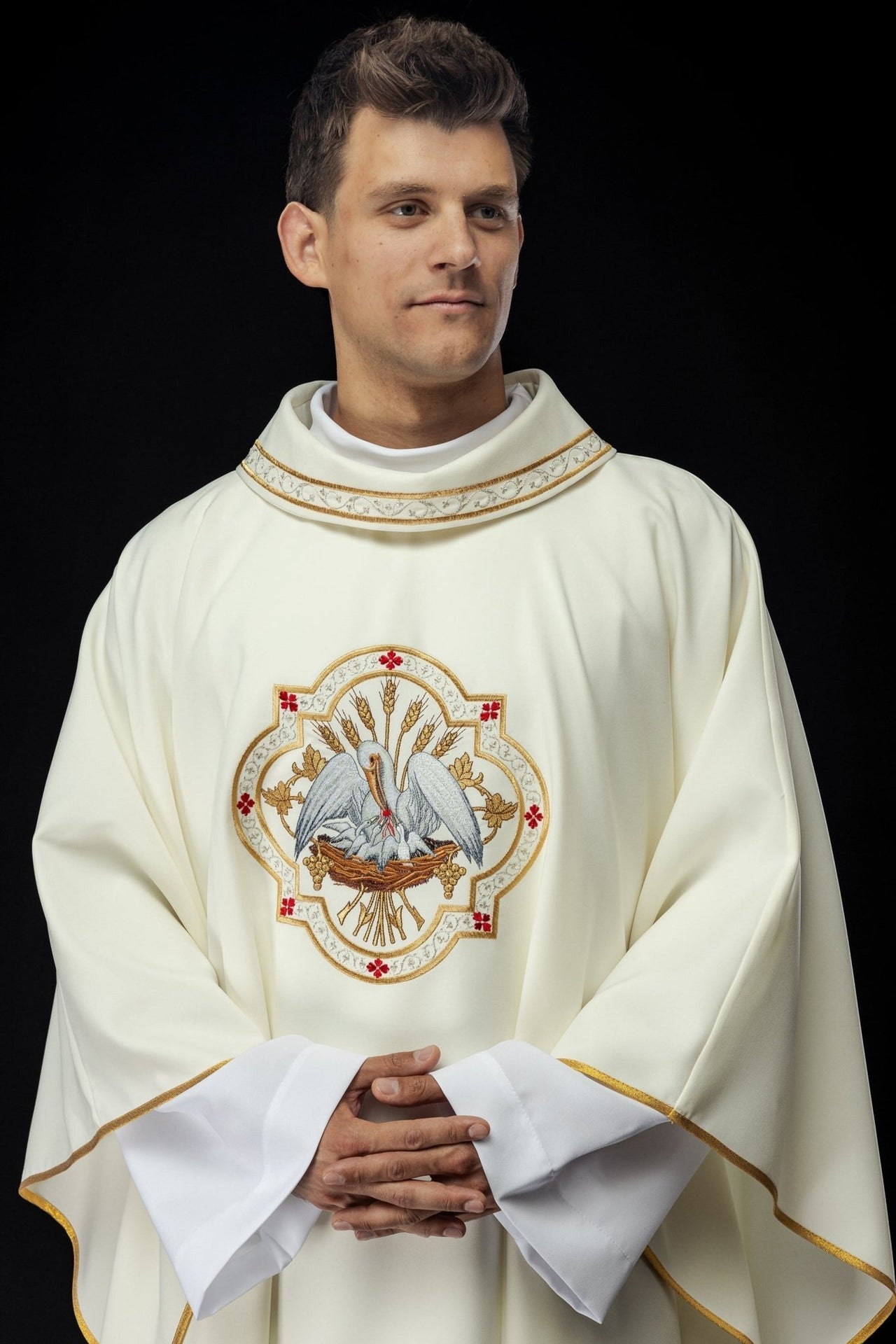 Ornat Liturgiczny Ecru z Haftem Pelikana - Symbolika Eucharystyczna - SZATYLITURGICZNE.PL